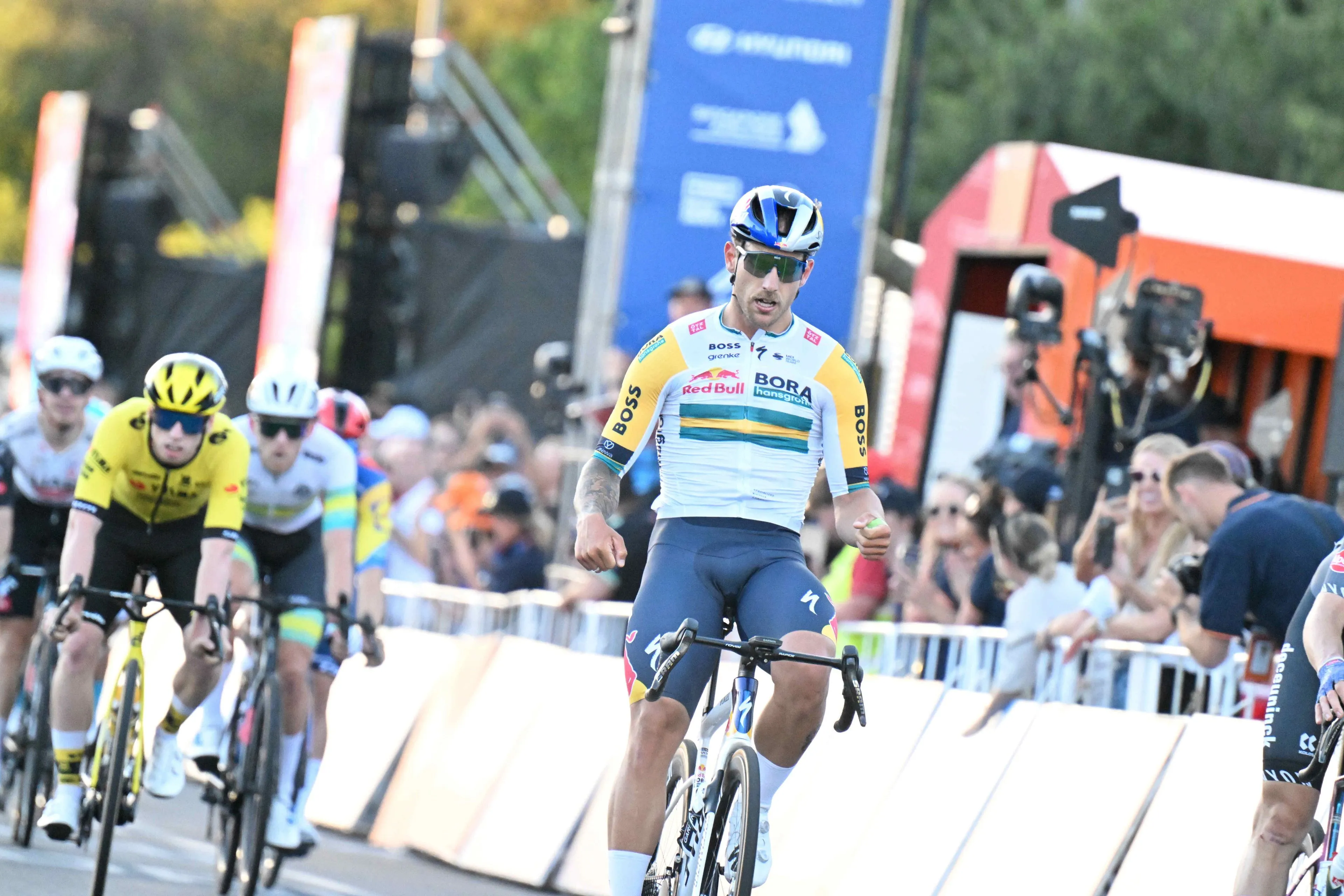 Van Poppel gidst Welsford naar zege in openingsrit Tour Down Under, Visma-talent Brennan komt net tekort