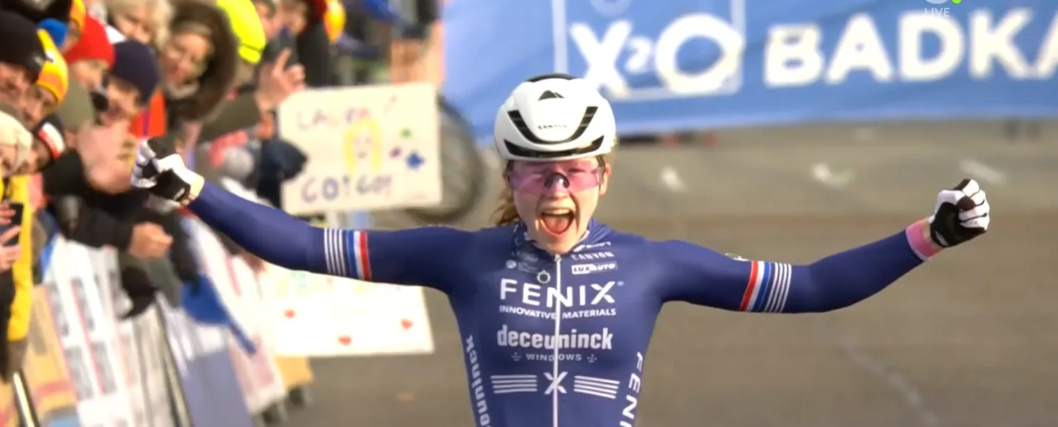 Indrukwekkende Pieterse rijdt glorieus over de duinen naar de overwinning in Koksijde, Brand en Van Empel mogen mee het podium op