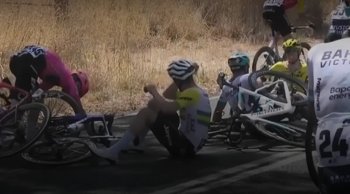 Dylan van Baarle breekt sleutelbeen bij lelijke valpartij Down Under, Brennan tweede bij WorldTour-debuut