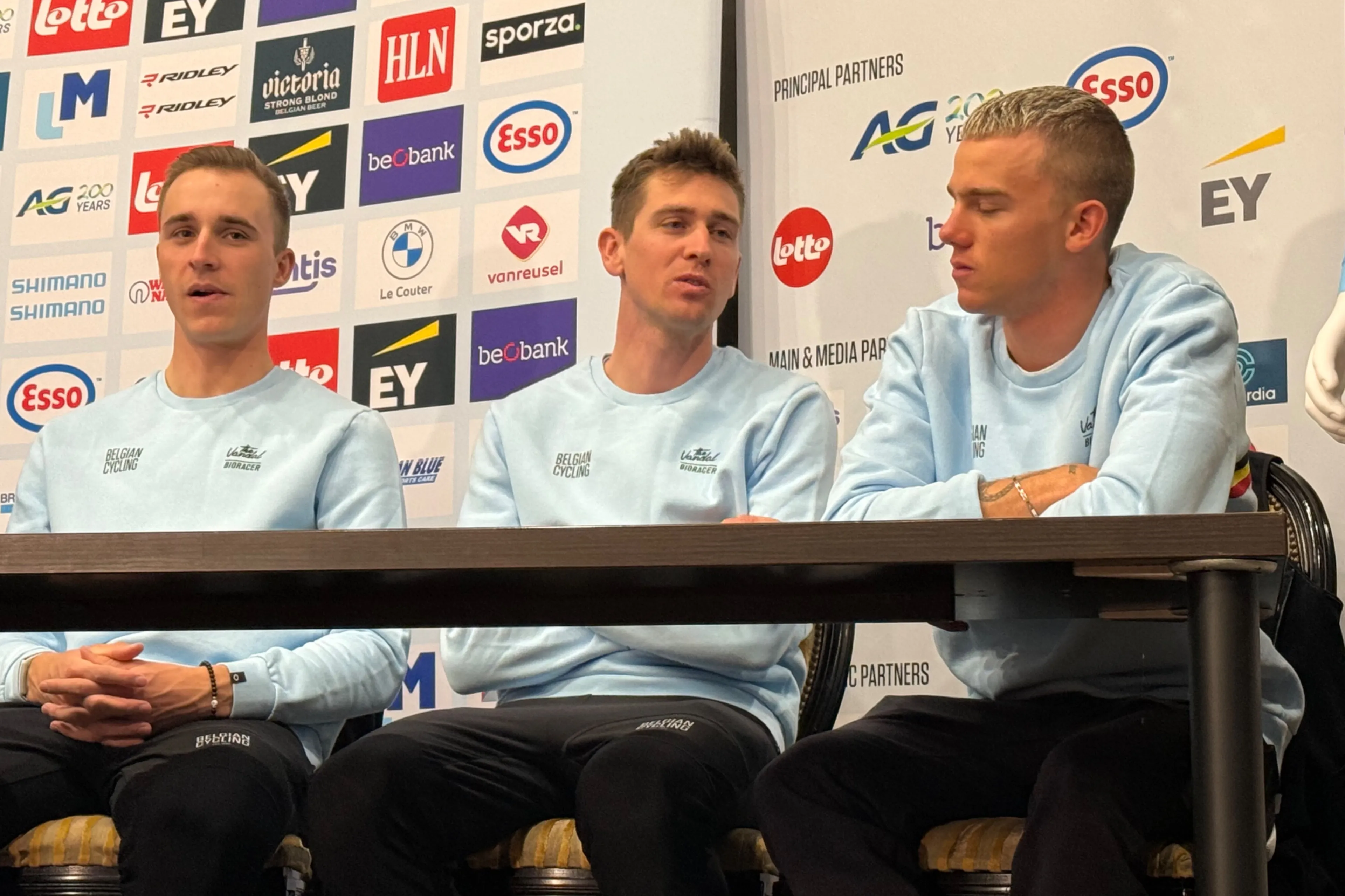 Ziekte-uitbraak in Belgisch kamp op WK veldrijden: 4 renners starten niet, rest krijgt keuze om elders te slapen