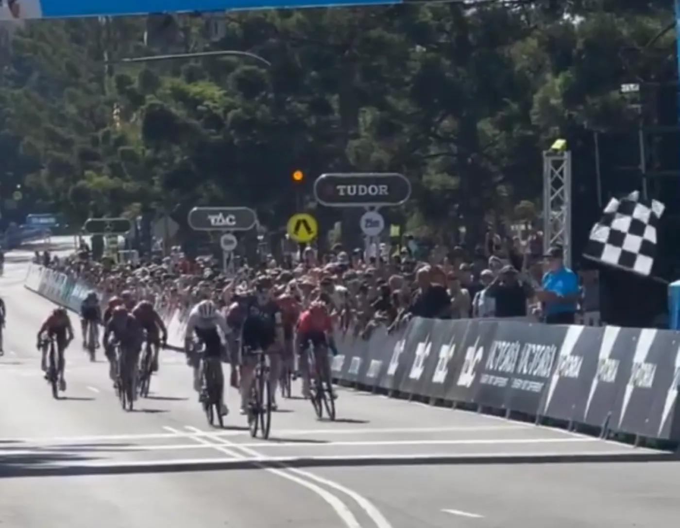 Nederlanders kleuren Cadel Evans Great Ocean Road Race, maar Nieuw-Zeelandse wint, mét goedkeuring van Vollering