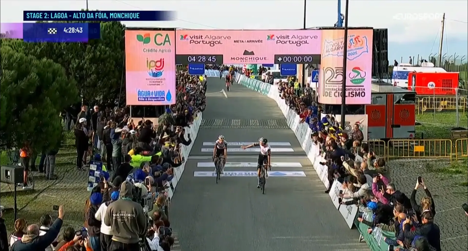 UAE draait Vingegaard en Roglic een loer: Christen wint, Almeida tweede in koninginnenrit Algarve