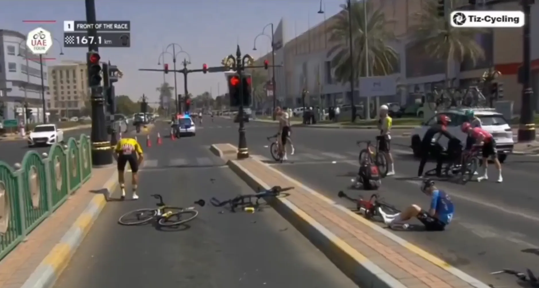 🎥 Renners crashen keihard op onbewaakte middenberm in UAE: De Kleijn, Froome en Behrens breken sleutelbeen