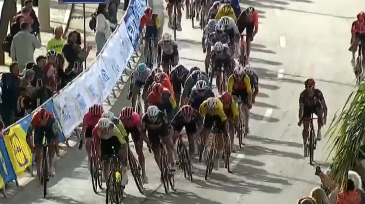 Van Aert al grappend over manoeuvre Fretin, ploegleider Van Dongen minder: 'Zuur voor ons'