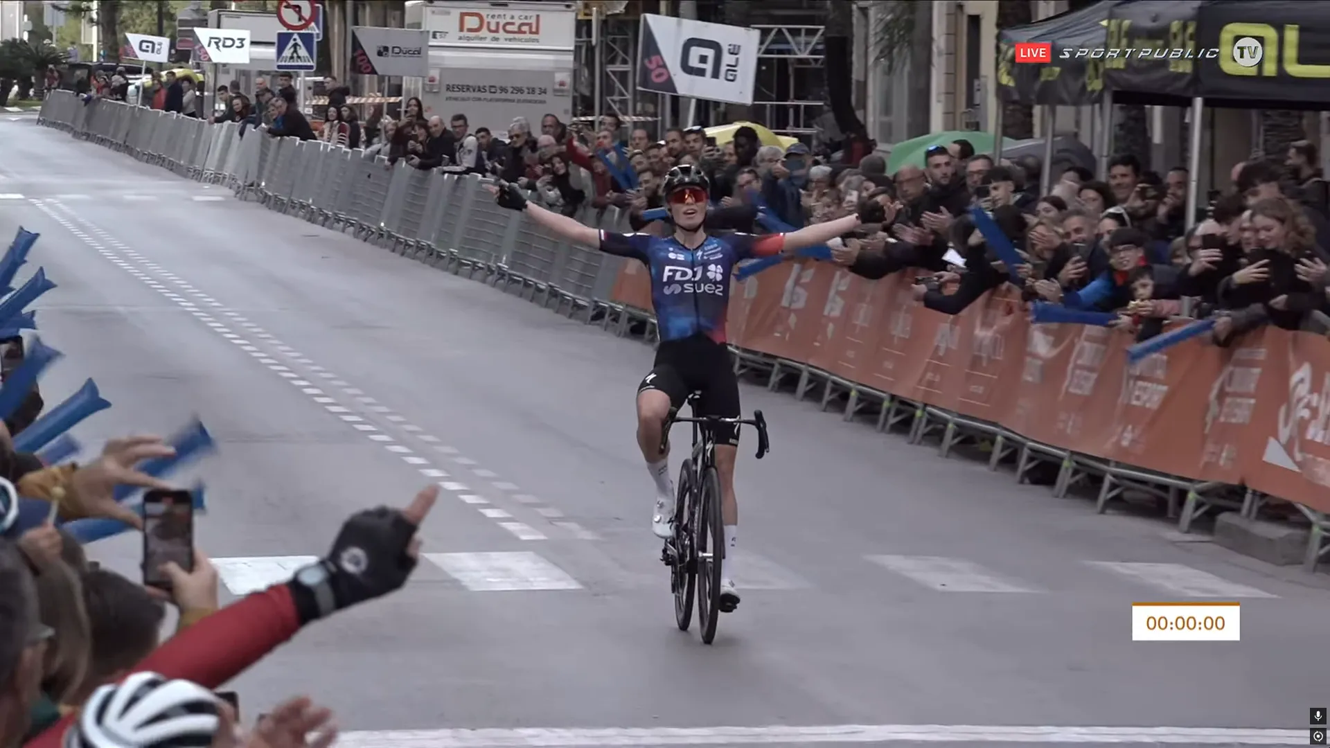 Vollering neemt bij eerste koers in nieuwe kleuren direct wraak: 'Geeft me vertrouwen wat ik vorig jaar verloor'