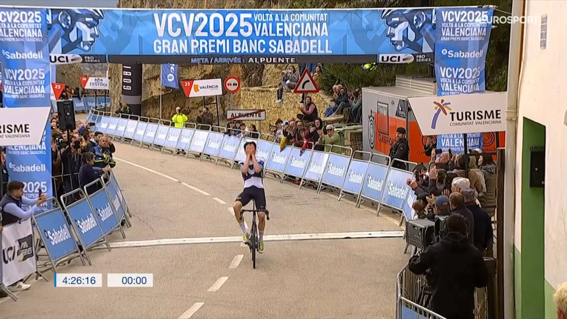 Movistar-diamant Romeo verrast UAE en Bahrain in bonificatie-gevecht, Almeida leider na crash Vacek