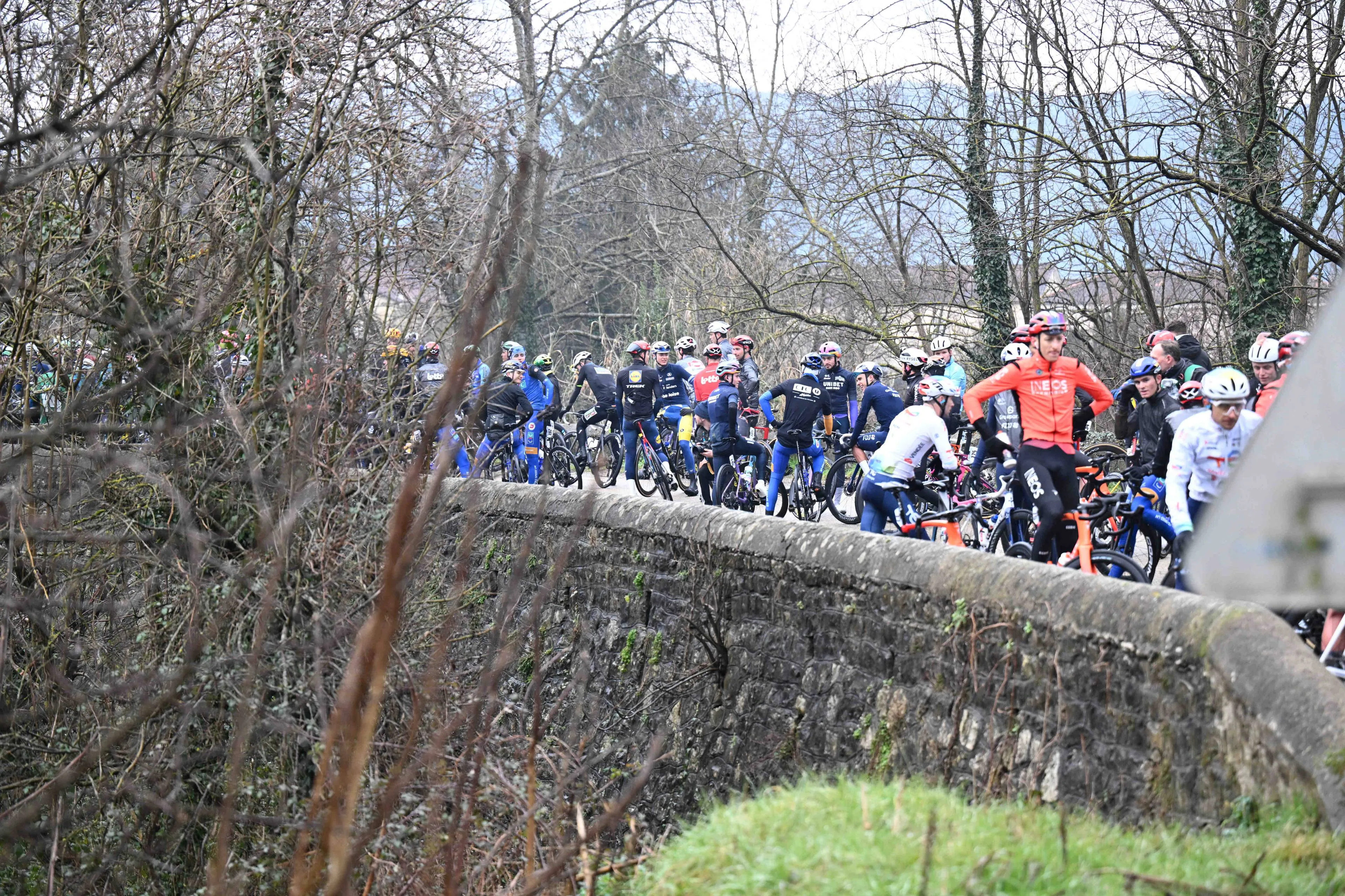 Organisatie Bessèges reageert gepikeerd, De Jongh legt vinger op zere plek: 'Alleen aan dezelfde kant bij minuut stilte...'