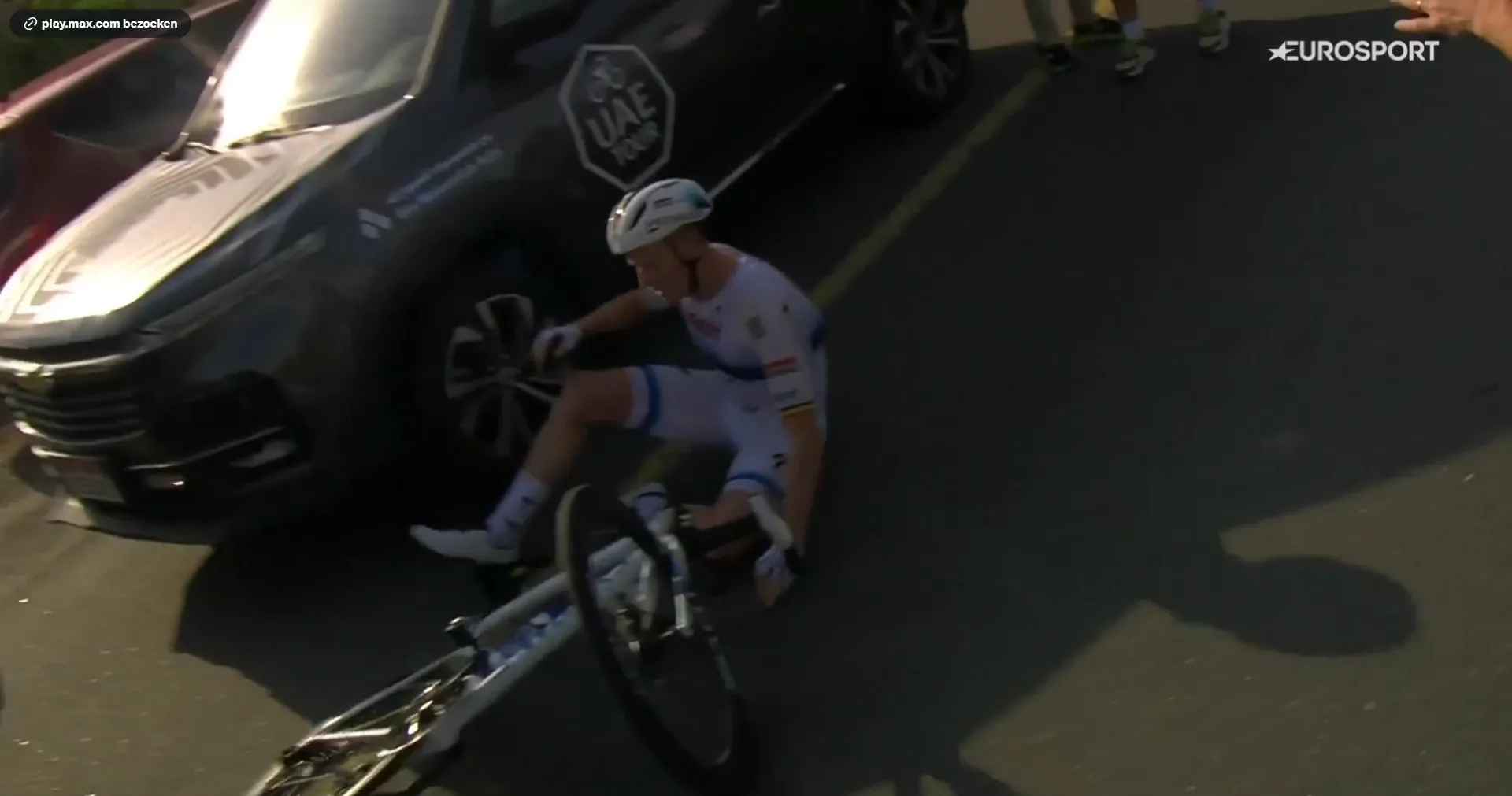🎥 Merlier finally beats Milan, but pays for it with a nasty crash after the finish line: "I think I'm okay"