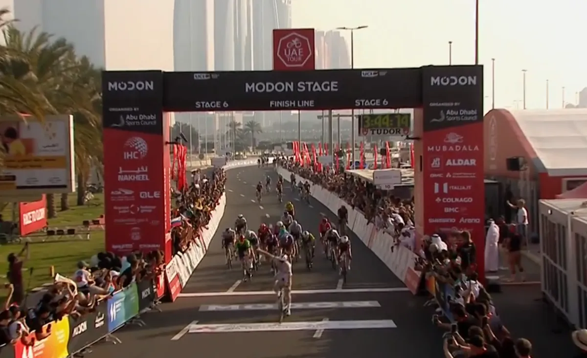 Merlier wint laatste UAE-sprint met zelden vertoonde kloof, Philipsen beukt De Kleijn bijna omver