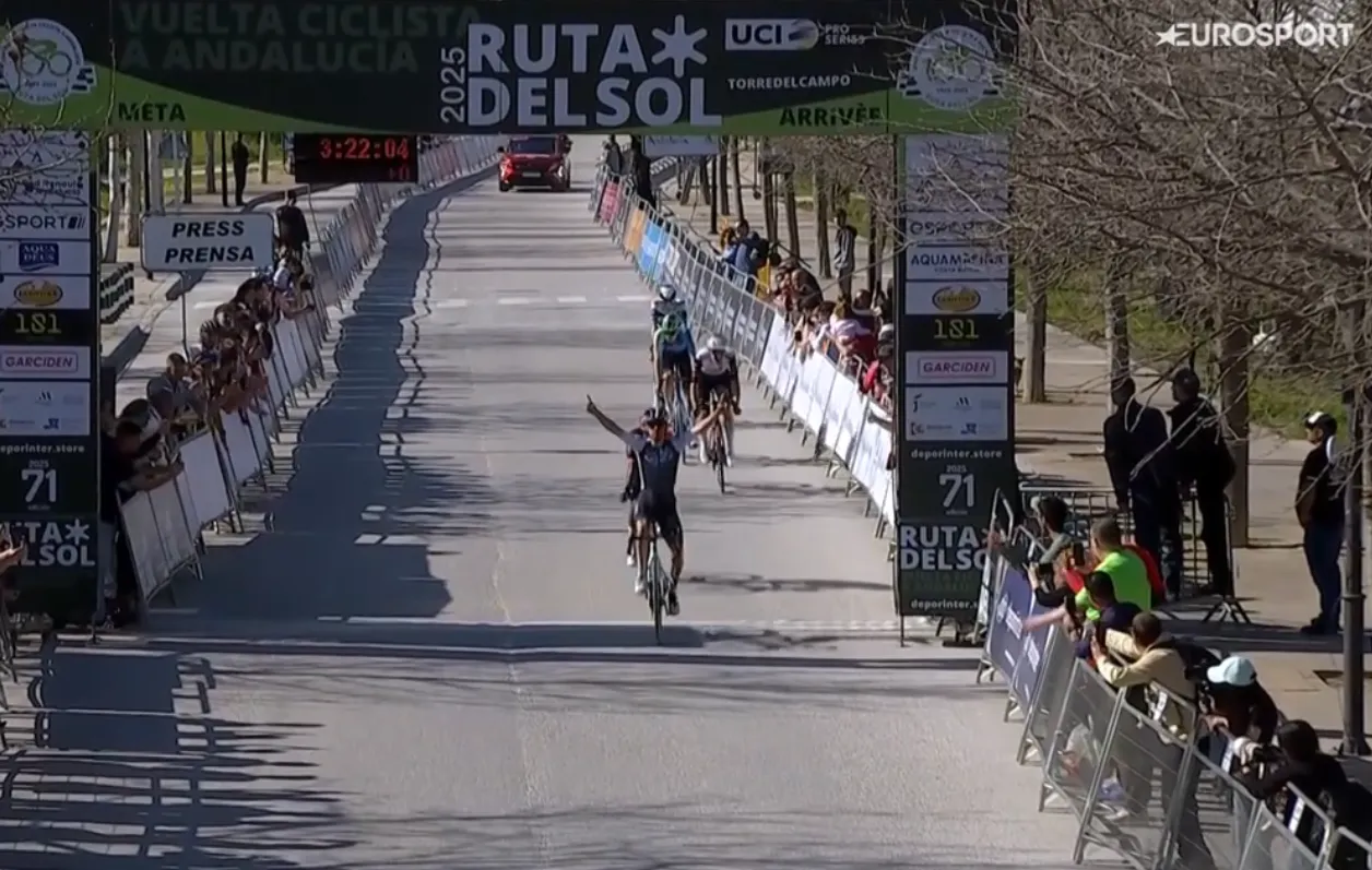 Tom Pidcock raast door in Ruta del Sol, waar Van Gils wordt scheel gereden door UAE en Sivakov