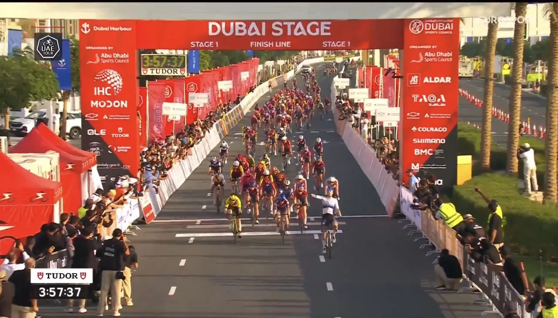 Wiebes heerst in eerste etappe UAE Tour, Kool en Veenhoven op podium – grote valpartij schrikt peloton op