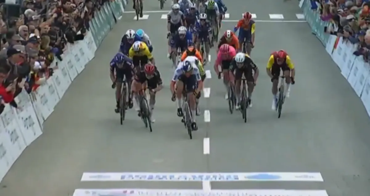 Wout van Aert let himself get 'fooled' and jokes with stage winner: "He talks slow, but it’s still Dutch"