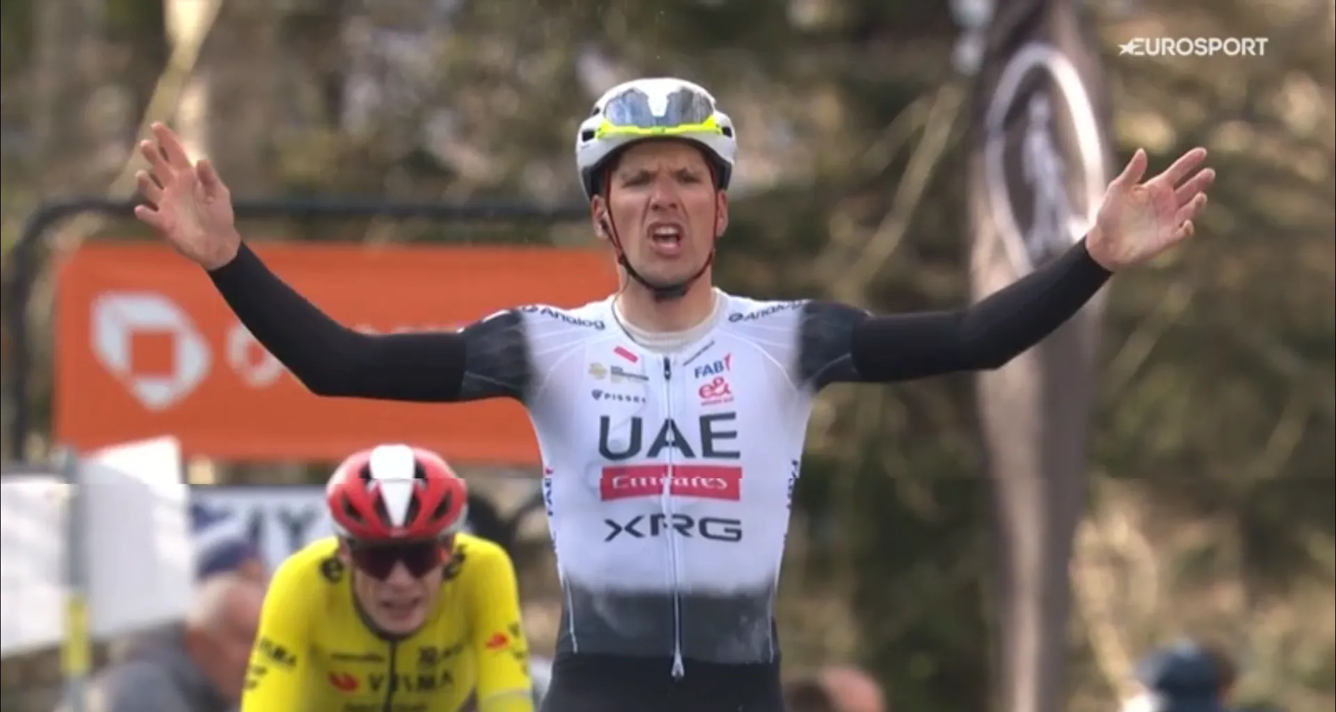 Almeida oneens met Vingegaard over herstart Parijs - Nice: 'wielrennen is geen sport voor softies'