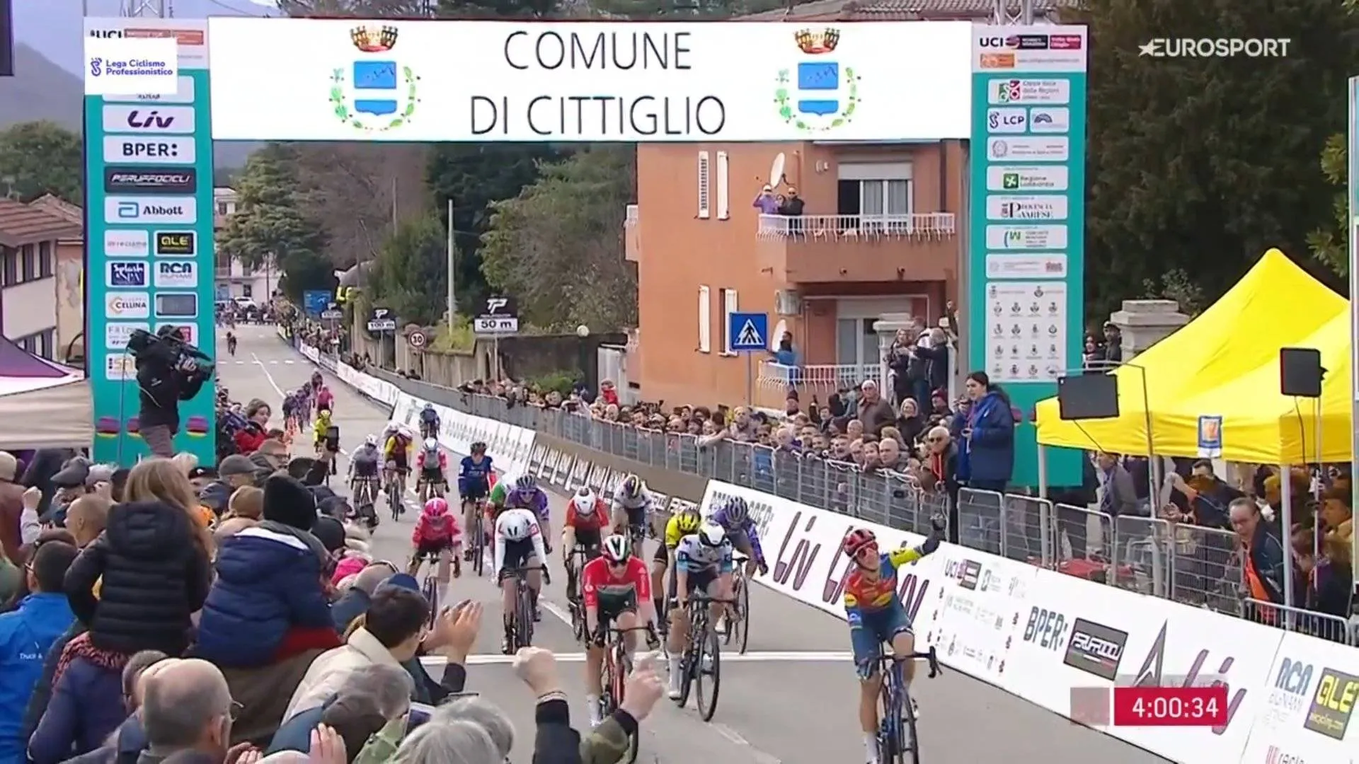 Vollering probeert het tot ze een ons weegt, maar Van der Breggen staat mede aan basis van pelotonsprint: Balsamo wint Alfredo Binda