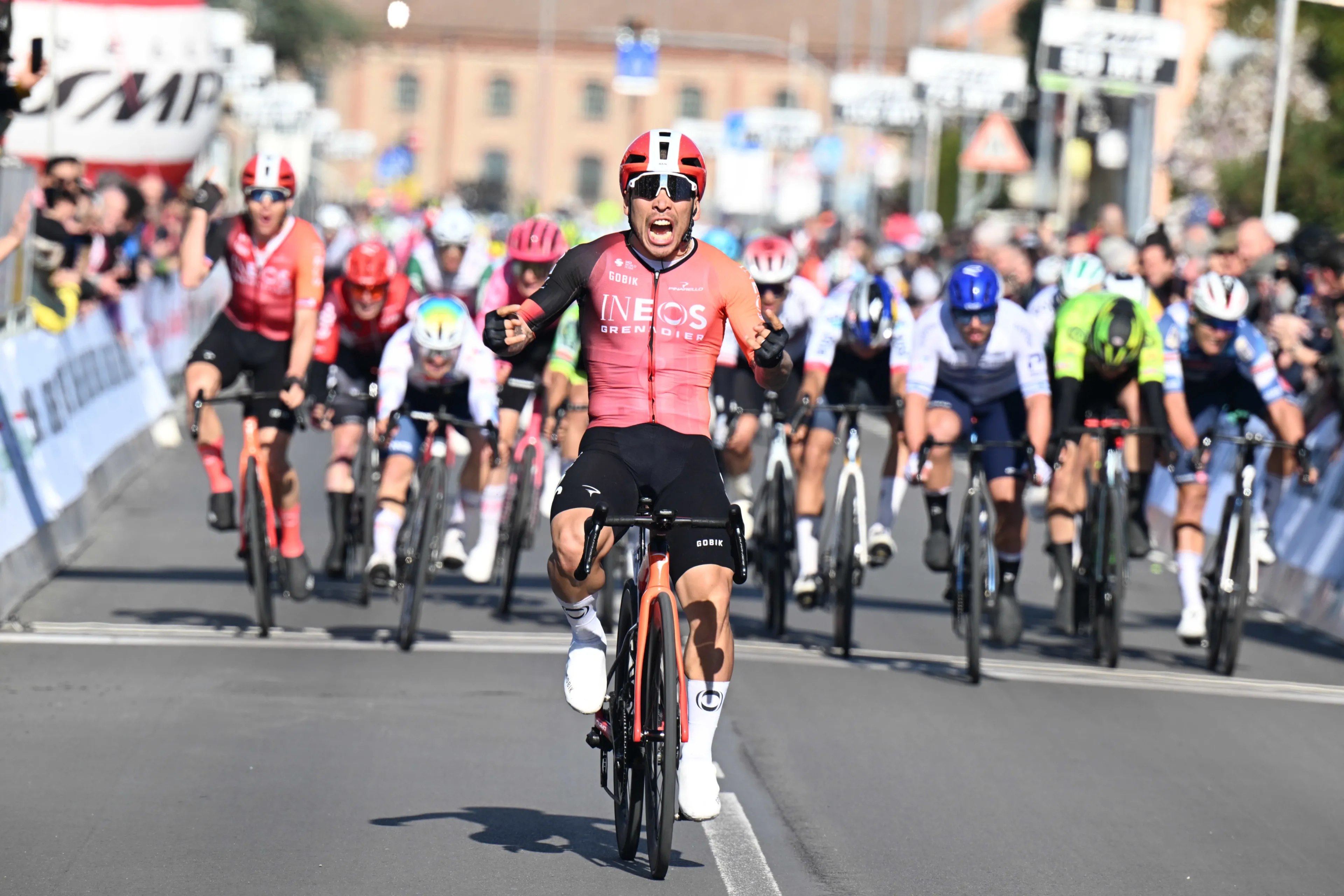 Hij is terug! Caleb Ewan sprint - dankzij geweldige lead-out - met overmacht naar zege in eerste etappe Coppi e Bartali