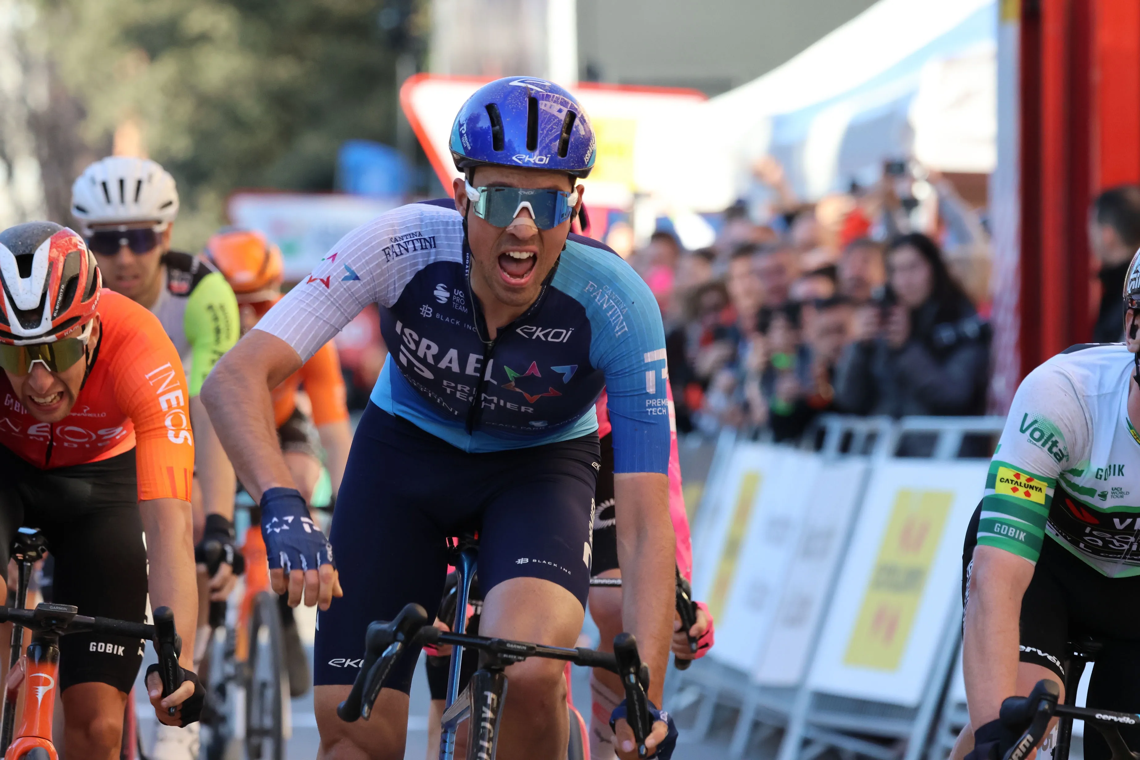 Fotofinish in Catalonië: Vernon houdt Brennan op de meet af, Visma | Lease a Bike-renner blijft wel leider