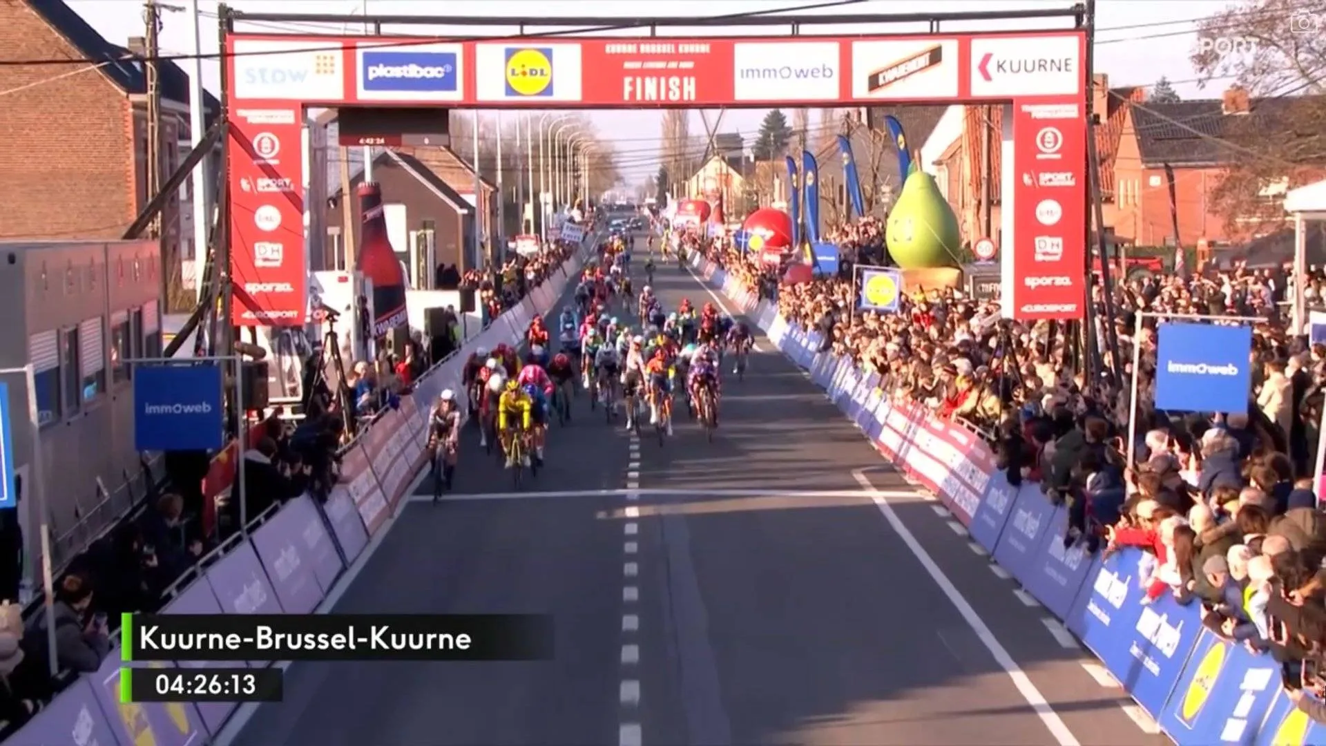 Visma | Lease a Bike komt hard voor Kooij, maar meesterlijke lead-out Groves brengt jarige Philipsen Kuurne-winst