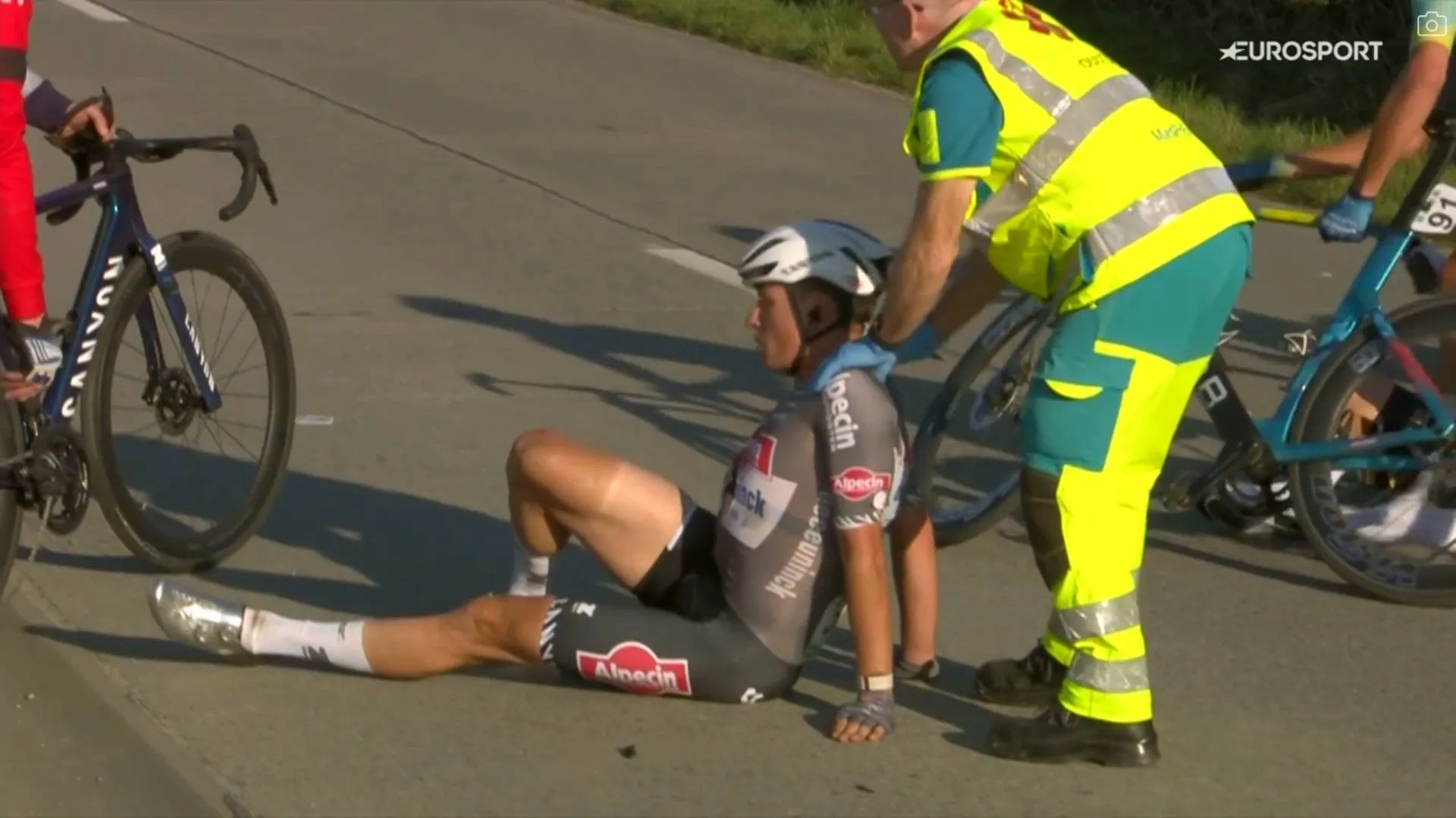 Philipsen na zware val in slotkilometer Nokere Koerse afgevoerd per ambulance, Eekhoff wint bij rentree na crash in AlUla