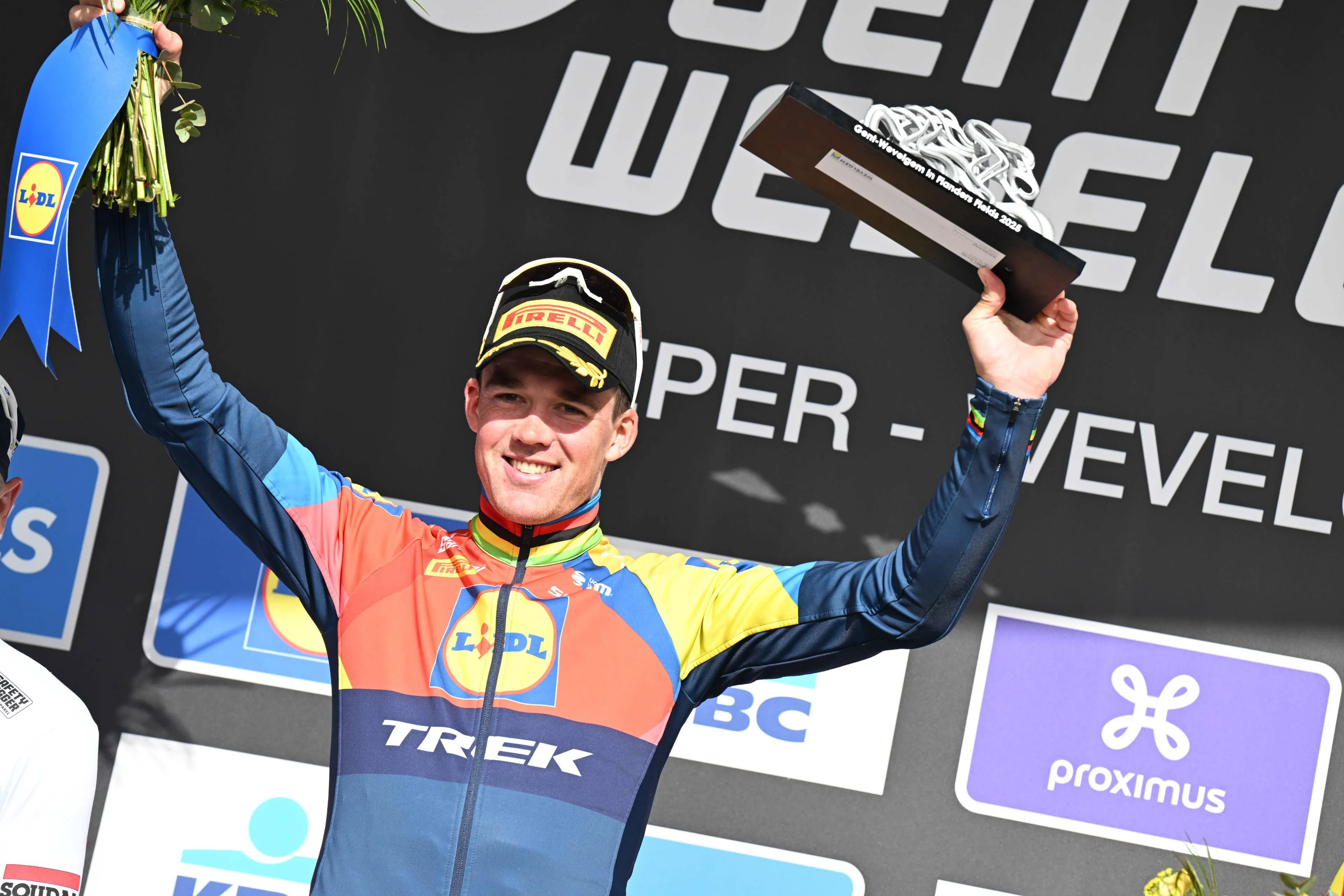 Pedersen lacht na verrassende solo om vergelijking met Van der Poel en Pogacar, maar: 'Ben beter dan ooit'