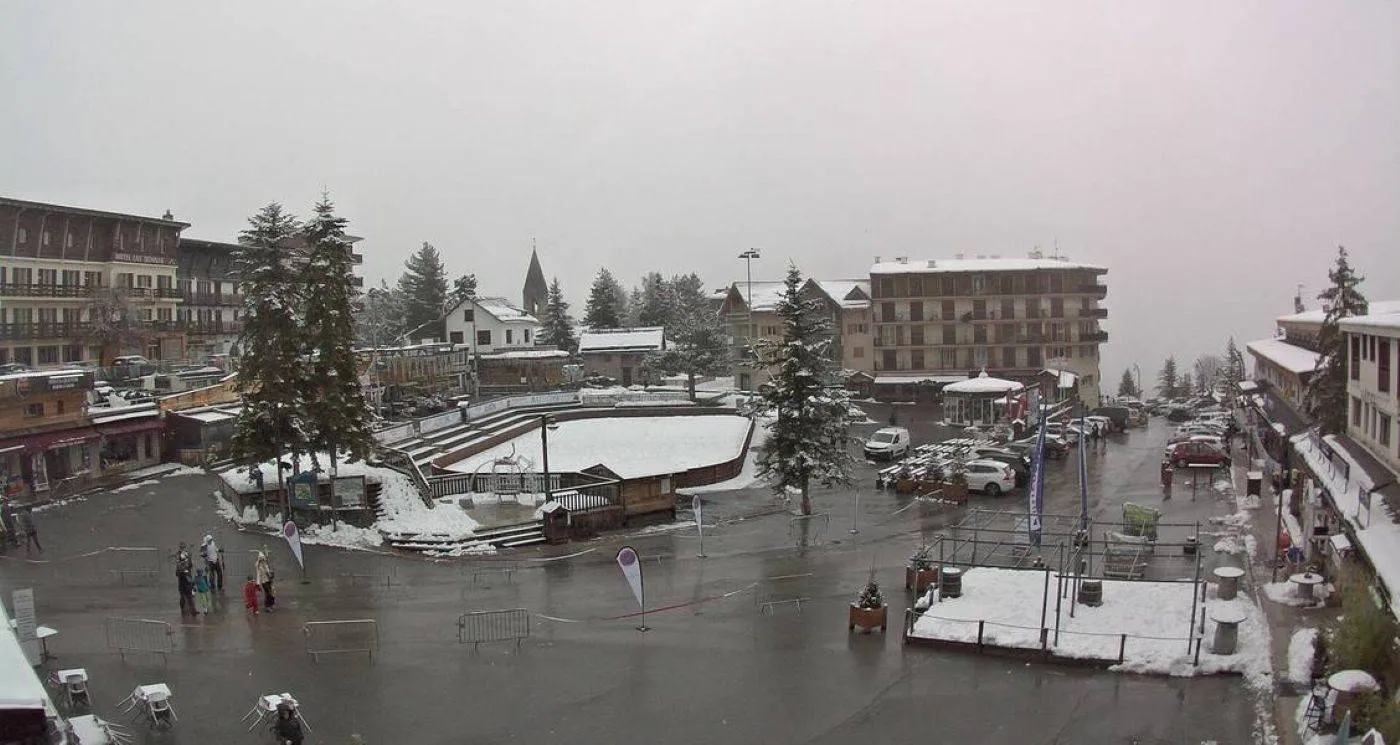 Ingekorte koninginnenrit nog steeds in dramatische omstandigheden: renners finishen in winterse taferelen
