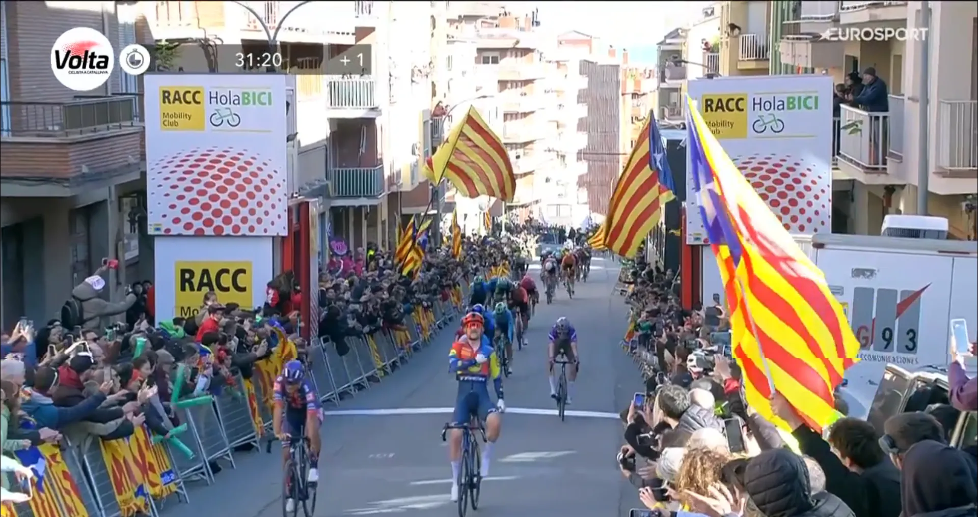 Simmons wint bizarre zesde etappe Ronde van Catalonië na slechts 25 kilometer koers door windgevaar