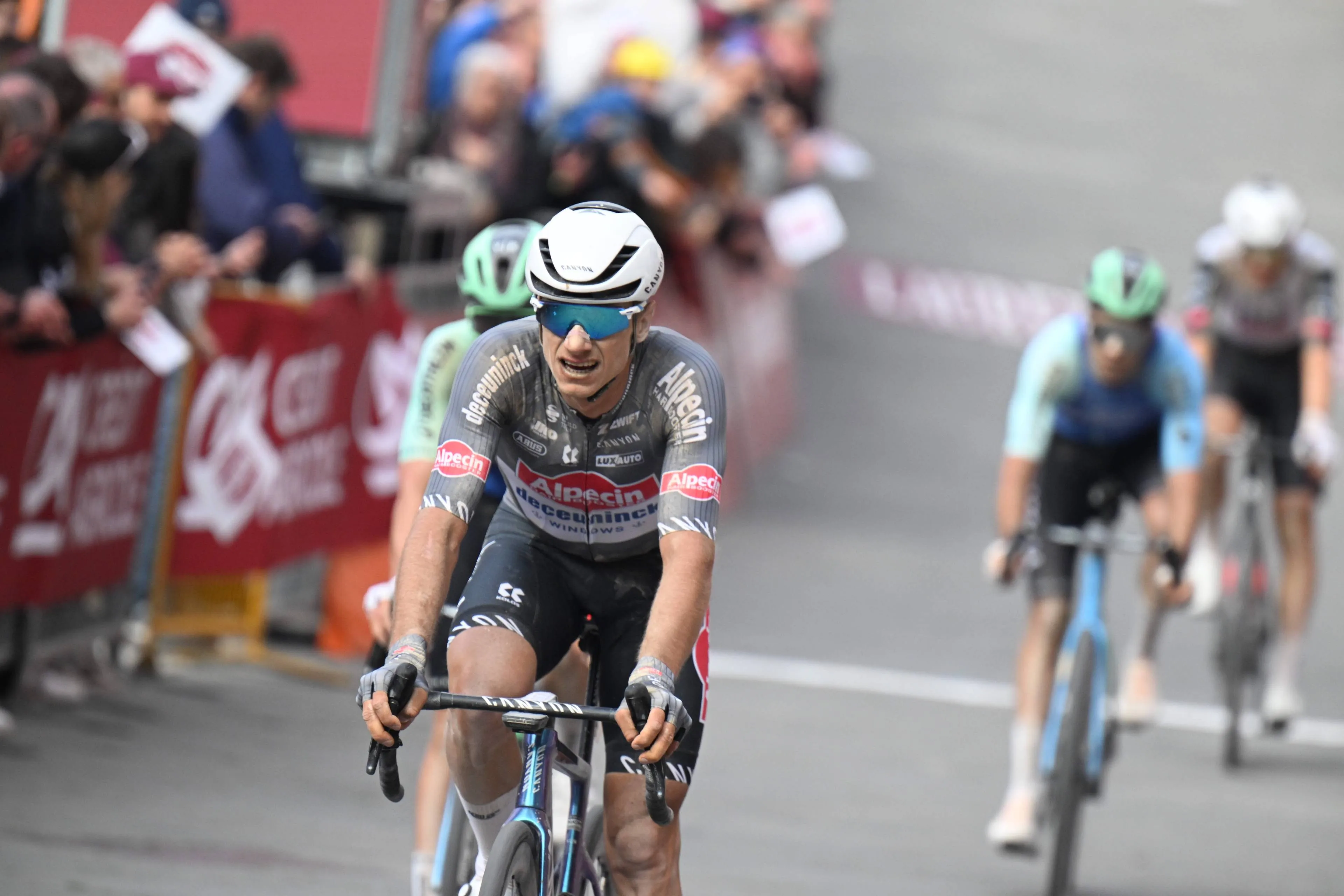 Bijltjesdag in Catalonië: Alpecin-Deceuninck ziet 4 renners opgeven, Visma | Lease a Bike verliest Lemmen