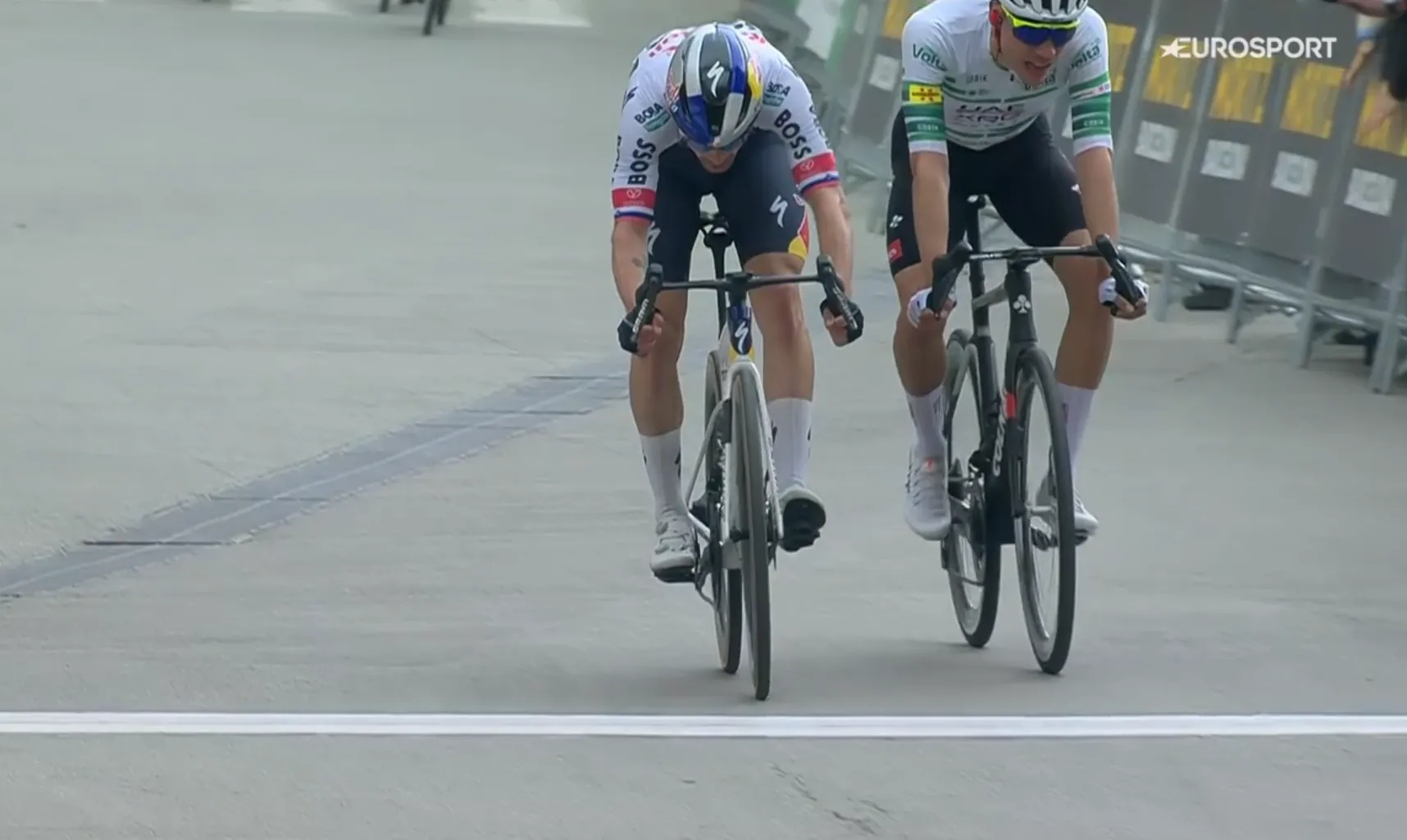 Roglic en Ayuso entertainen, pokeren en sprinten weer in Catalonië, sluwe Sloveen slaat dubbelslag