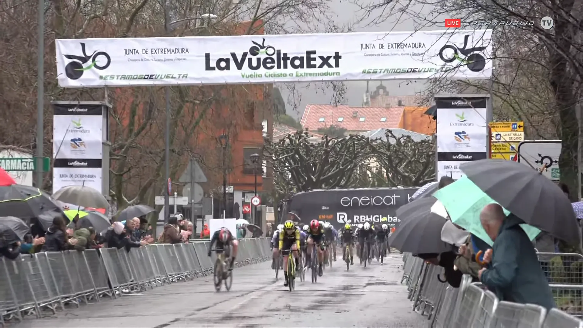 Piepjonge Wolff wint na noodweer onthoofde koninginnenrit in Spanje, Van Dijk eindwinnares