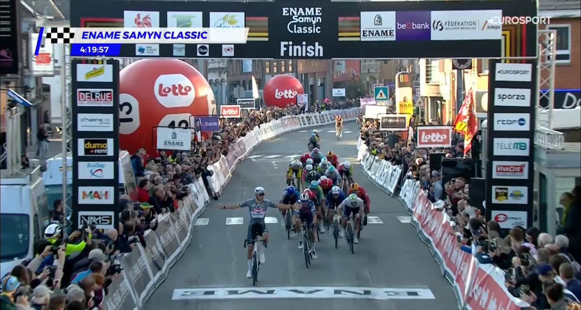 Met een ongelofelijke machtssprint toont Van der Poel zijn klasse: direct zege in terugkeer Le Samyn