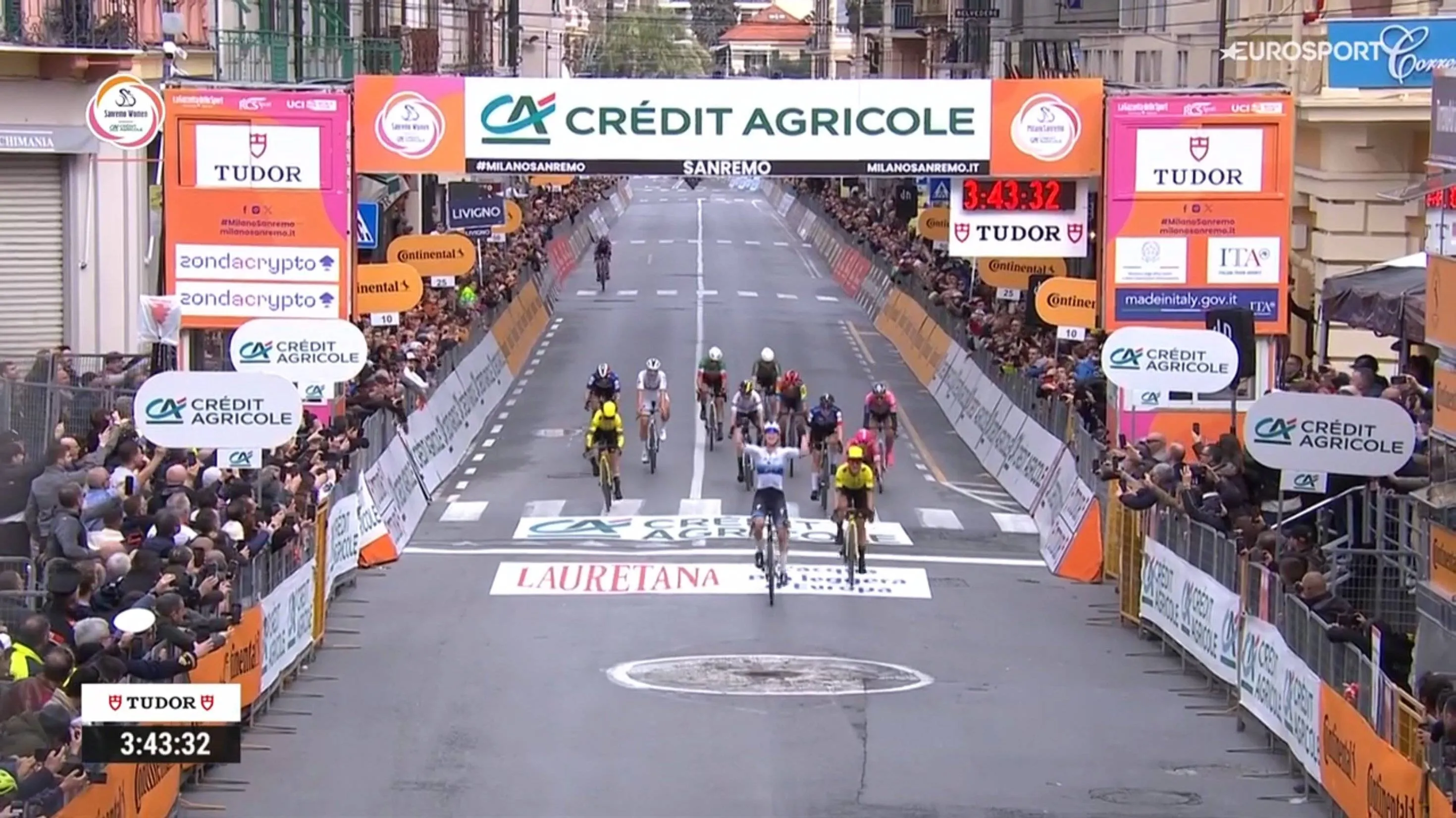 Milaan-Sanremo barst pas na de Poggio los: Longo Borghini in slotmeters gegrepen, Wiebes wint haar eerste Monument