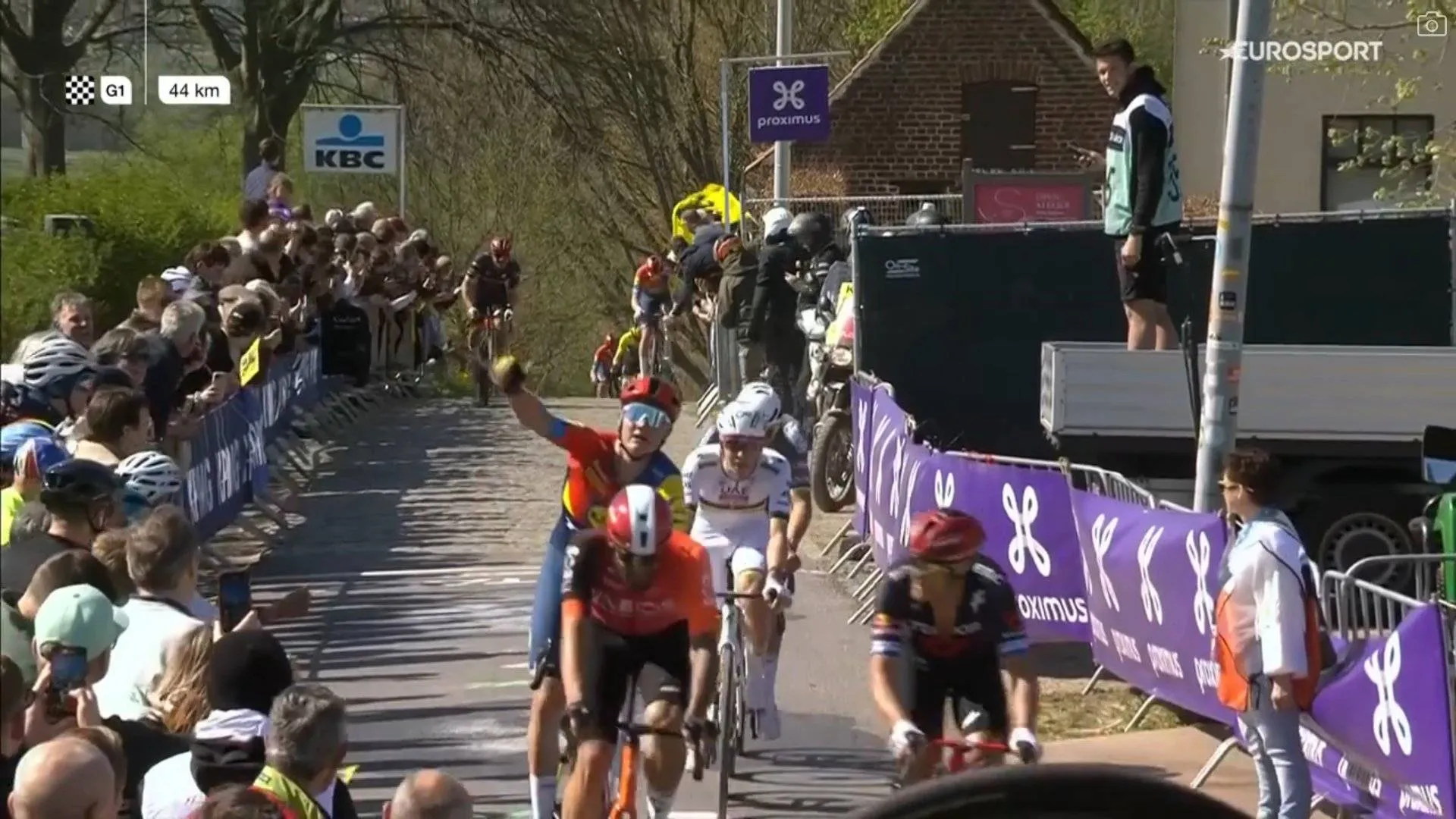 Pogacar leaves Hoole in awe on famous Flemish hill, just like in 2023: "That's really crazy"