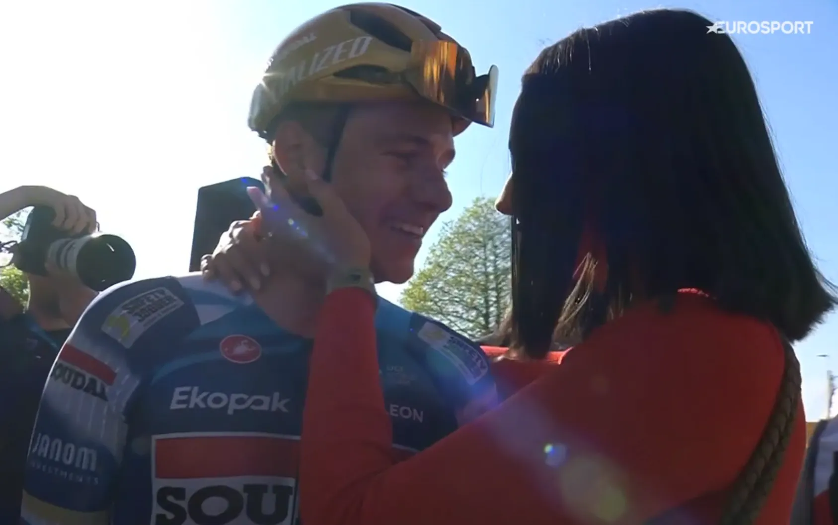 Evenepoel krijgt na derde WK-titel in het tijdrijden op rij een extra reden voor feest dankzij belletje van vriendin Oumi
