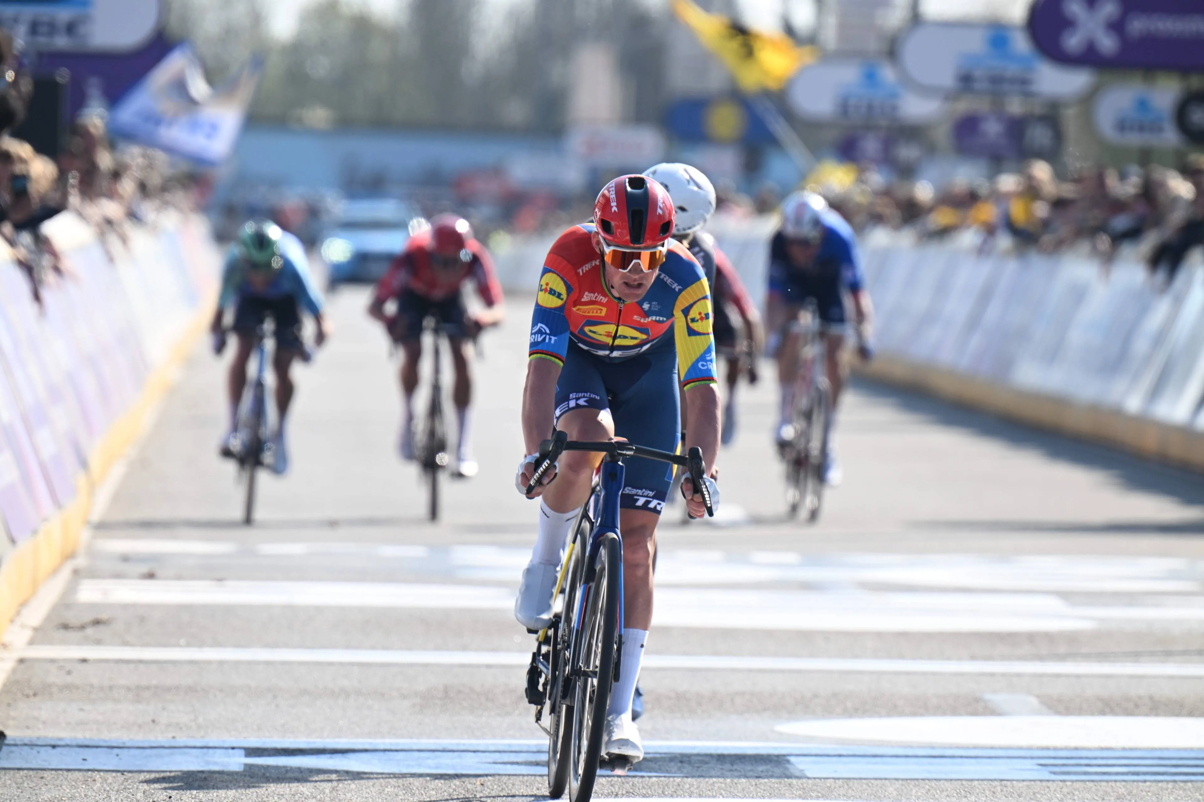 Lidl-Trek sees a lot of riders drop out, but Pedersen still on track: "My teammates couldn't do anything, it was my mistake"