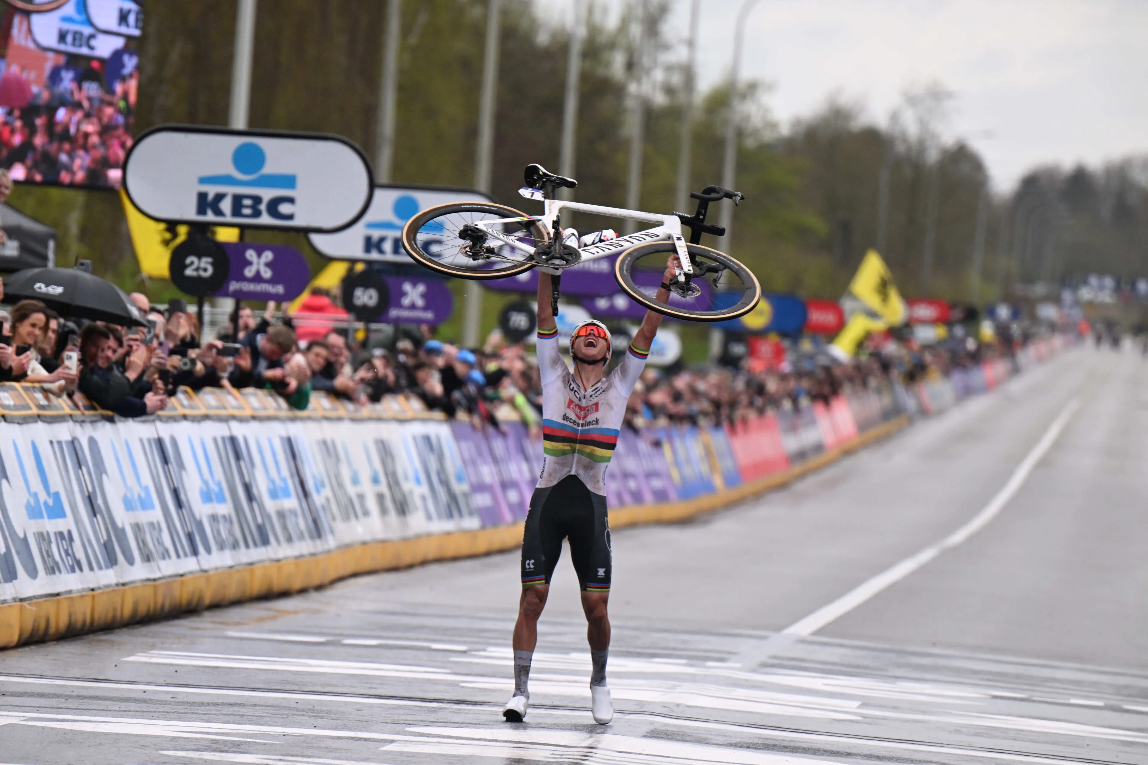 Van der Poel’s fourth victory is just a matter of time, say Boonen, Museeuw and Cancellara: “Until Sunday, I’m still the record holder”
