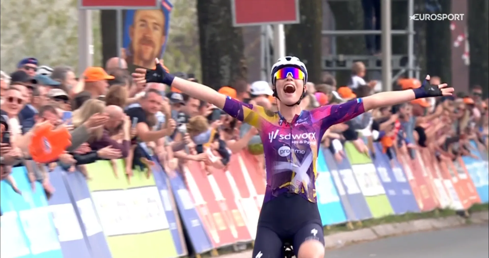 Bredewold goudeerlijk na prachtige zege Amstel Gold Race: 'Was bang om aan te vallen'