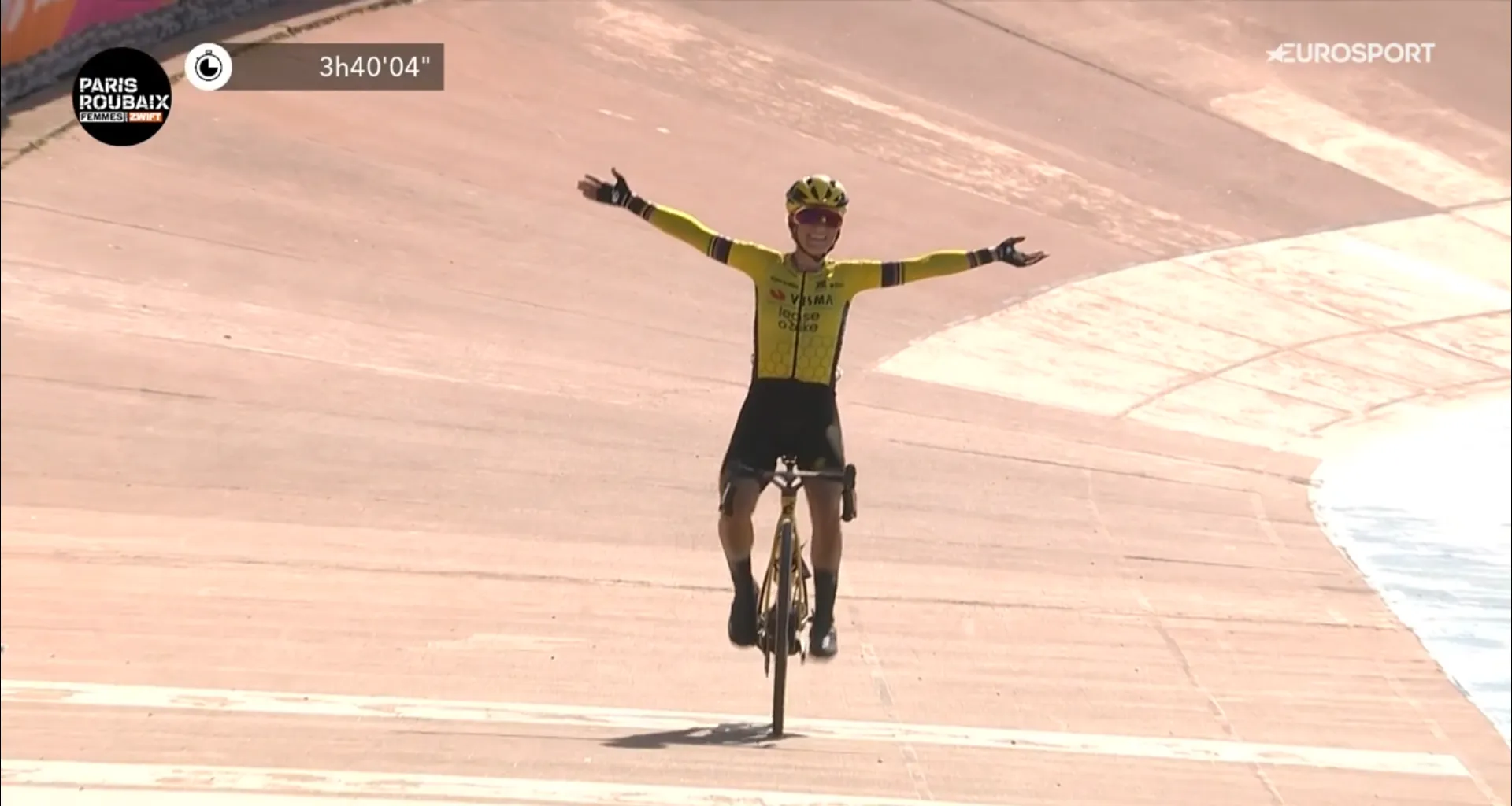 Het bandendruk-systeem werkt! 'Zieke' Pauline Ferrand-Prévot rondt fantastische solo af in Parijs-Roubaix Femmes
