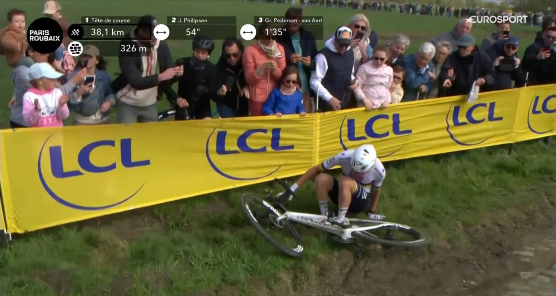 LIVE Parijs-Roubaix 2025 | Pogacar valt en wisselt van fiets, Van der Poel kopt Visma-bidon