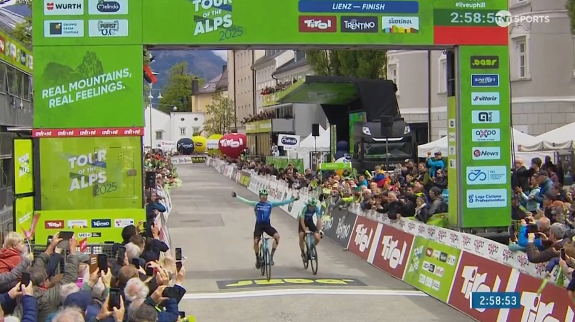 Een-tweetje voor Decathlon in slotrit Tour of the Alps: Seixas laat Prodhomme winnen, ontketende Storer nekt Arensman en pakt eindzege