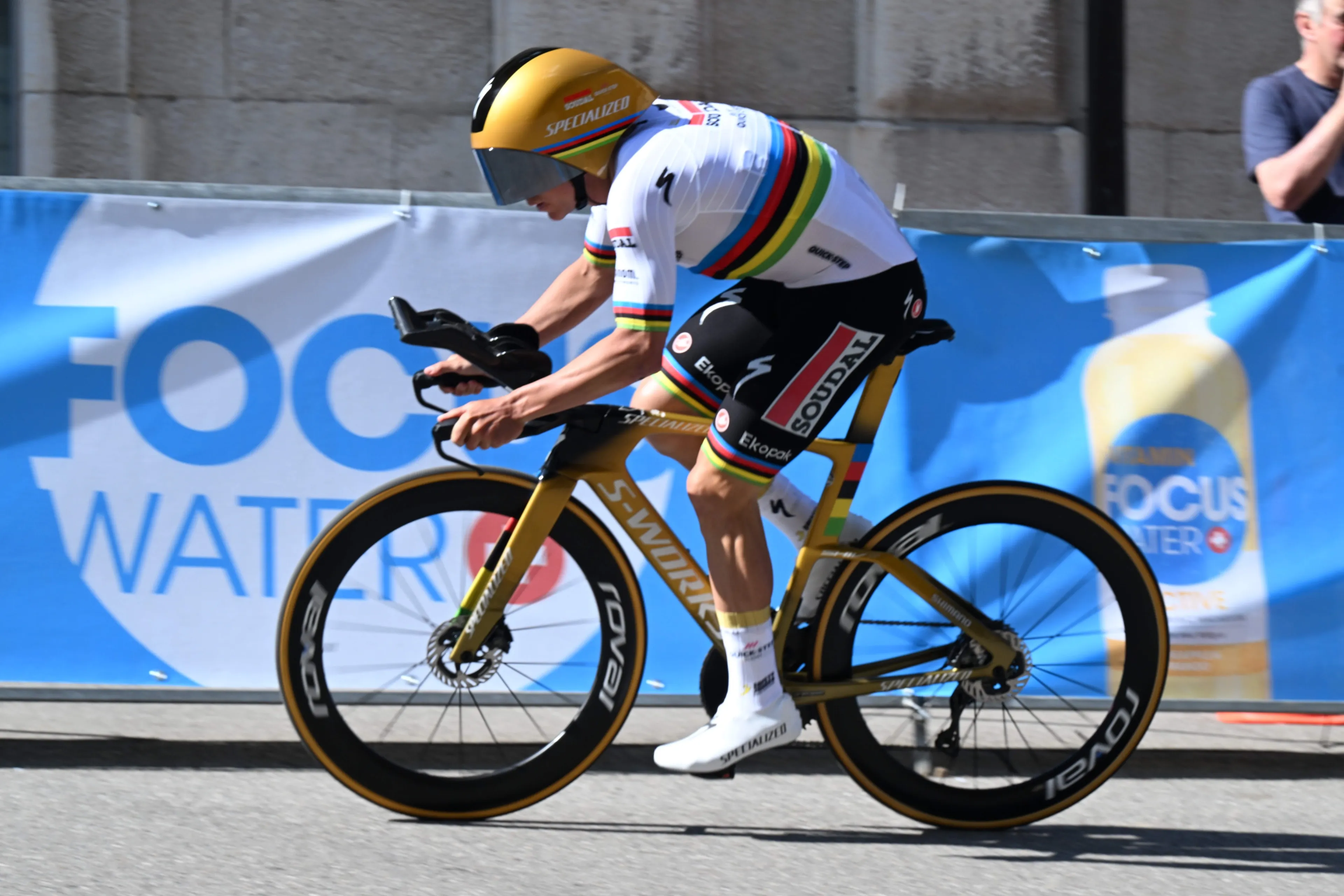 Hoezo vormdip? IJzersterke Evenepoel wint met toptijd slottijdrit in Romandië, waar Almeida de eindzege pakt