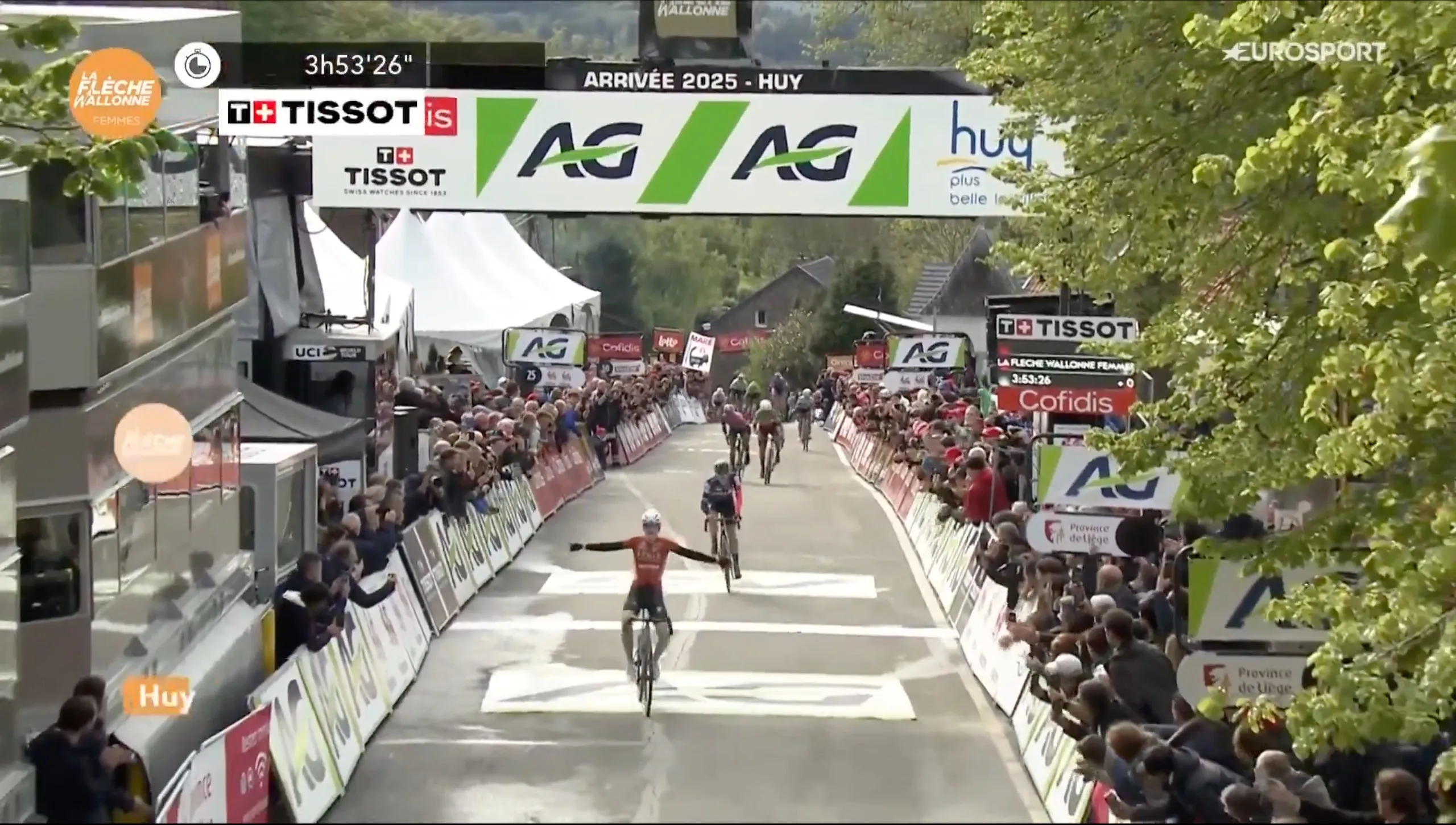 Verrassing! Puck Pieterse troeft Demi Vollering af op Muur van Hoei en wint bij debuut spannende Waalse Pijl