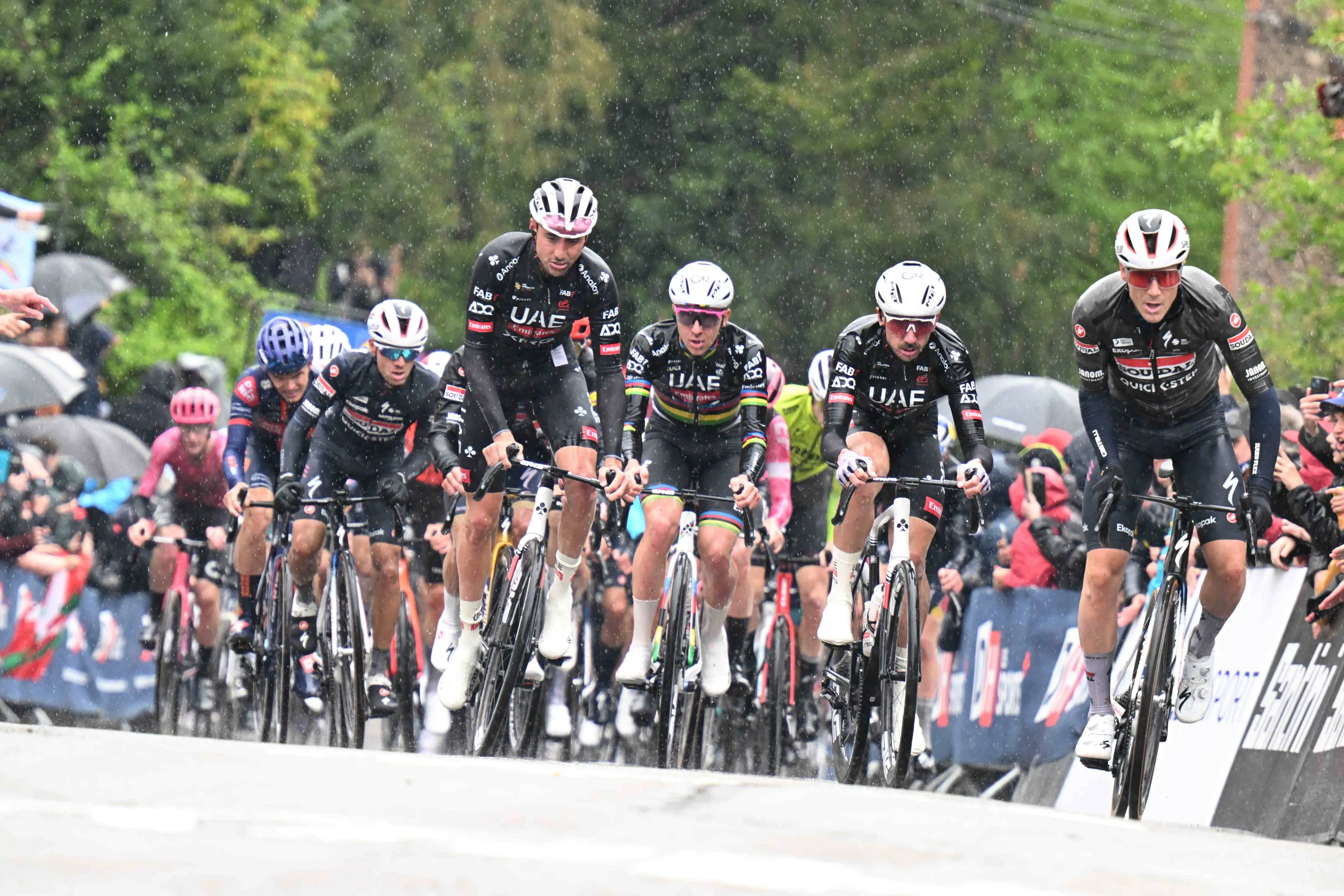 Tadej Pogacar maakte zich voor en tijdens Waalse Pijl zorgen om ploeggenoot: 'En toen hoorde ik dat hij inderdaad gevallen was...'