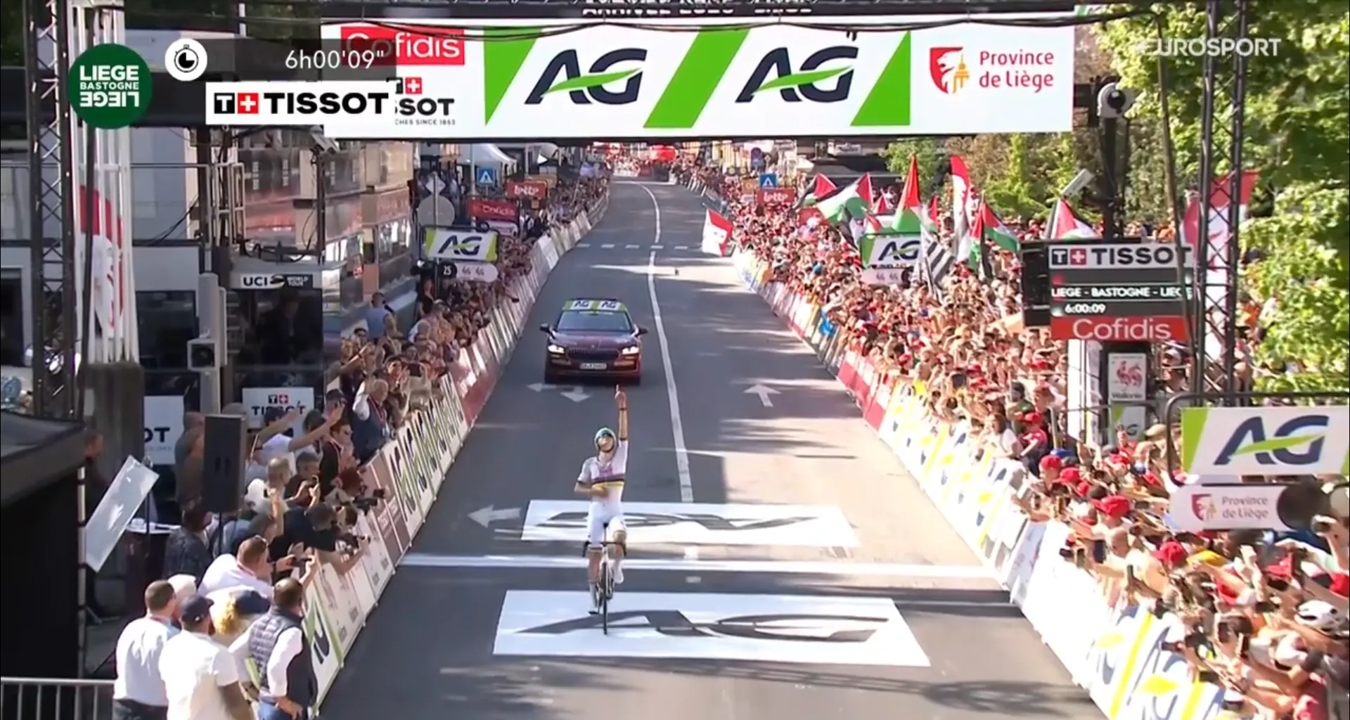 Gedroomd gevecht tussen Evenepoel en Pogacar blijft uit: wereldkampioen wint Luik-Bastenaken-Luik na oppermachtige solo