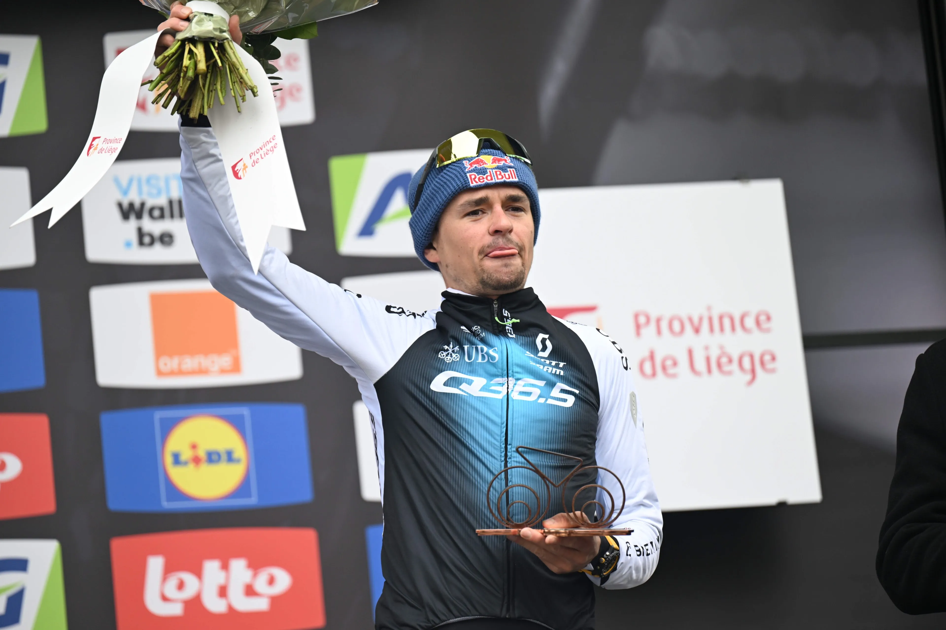 Shivering from the cold, Pidcock builds confidence ahead of Liège with podium finish in Flèche Wallonne: "Everyone always says it's a race that suits me"