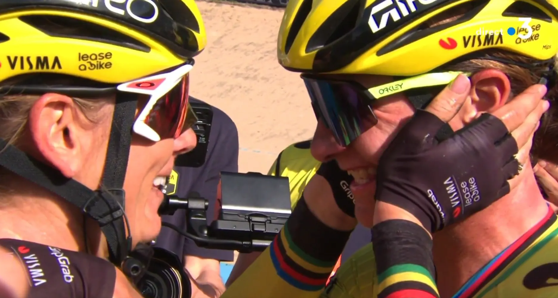 'Op je gemak, niet gevangen'; hoe Vos haar sluwheid in Parijs-Roubaix gebruikte ten faveure van Ferrand-Prévot