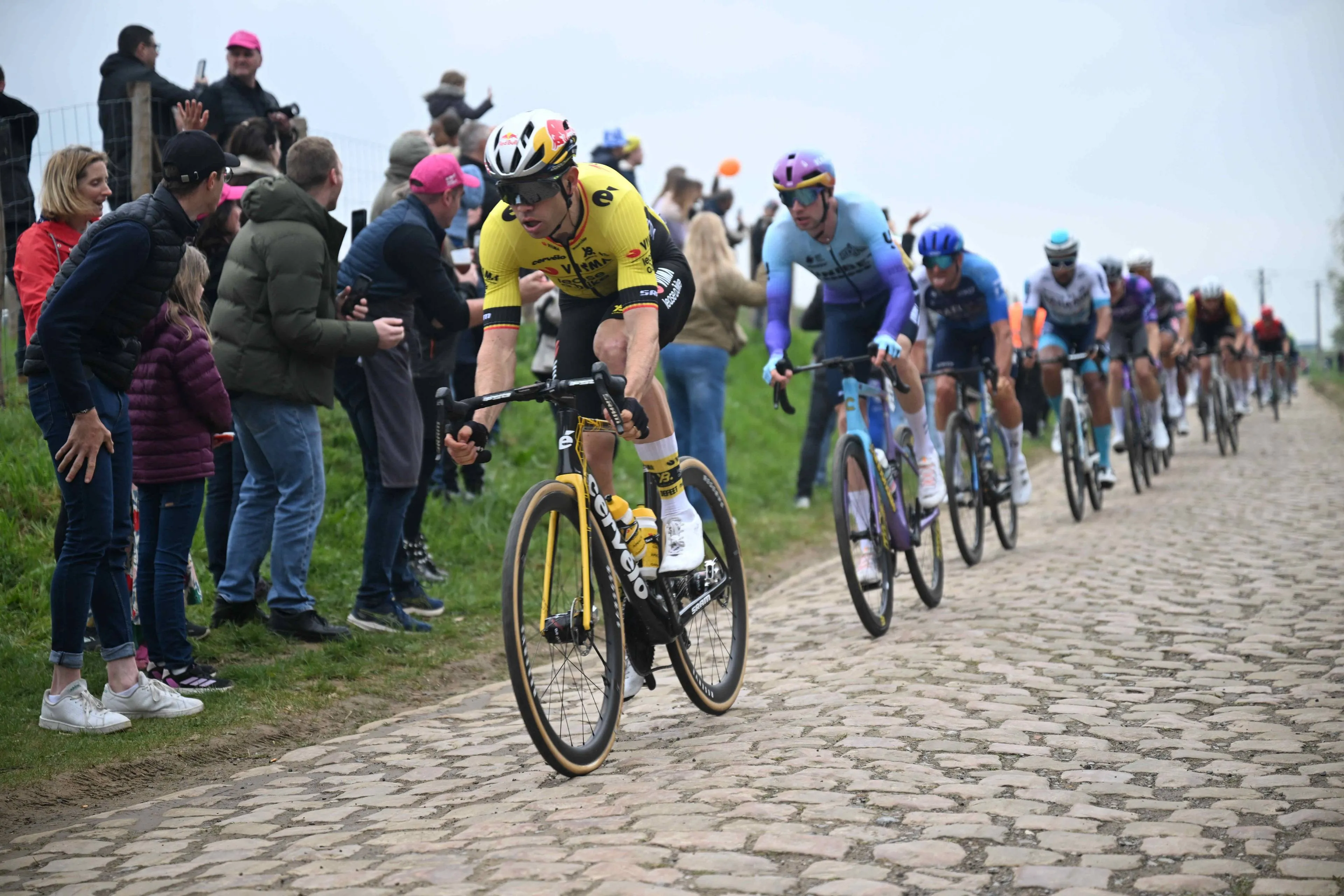 Renaat Schotte was on a motorbike during Paris-Roubaix and witnessed what the TV viewer missed: "Extraordinary scenes"