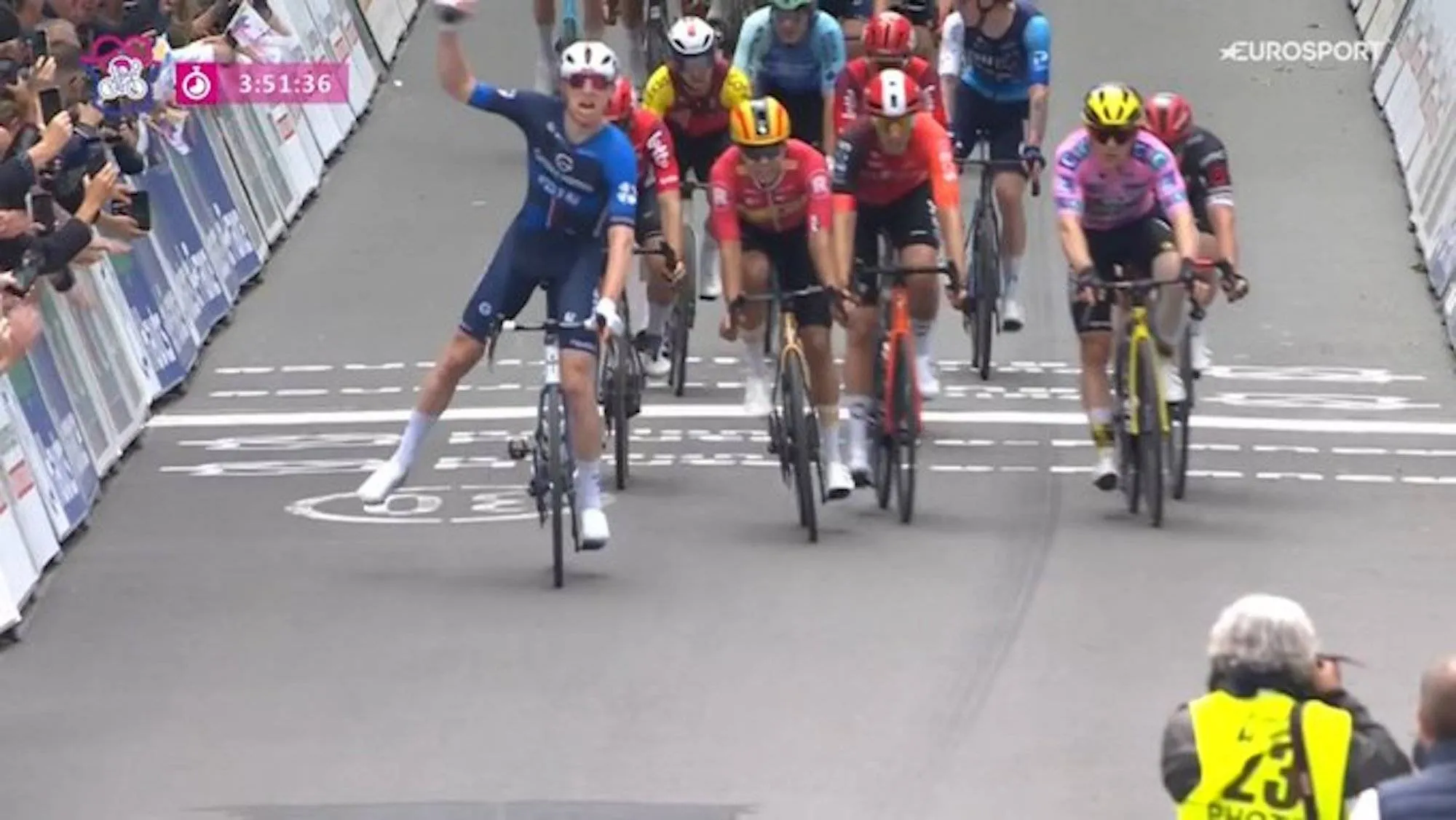 Hij doet het weer! Lewis Askey sprint (met 1 been) naar tweede profzege in tweede etappe Vierdaagse van Duinkerke