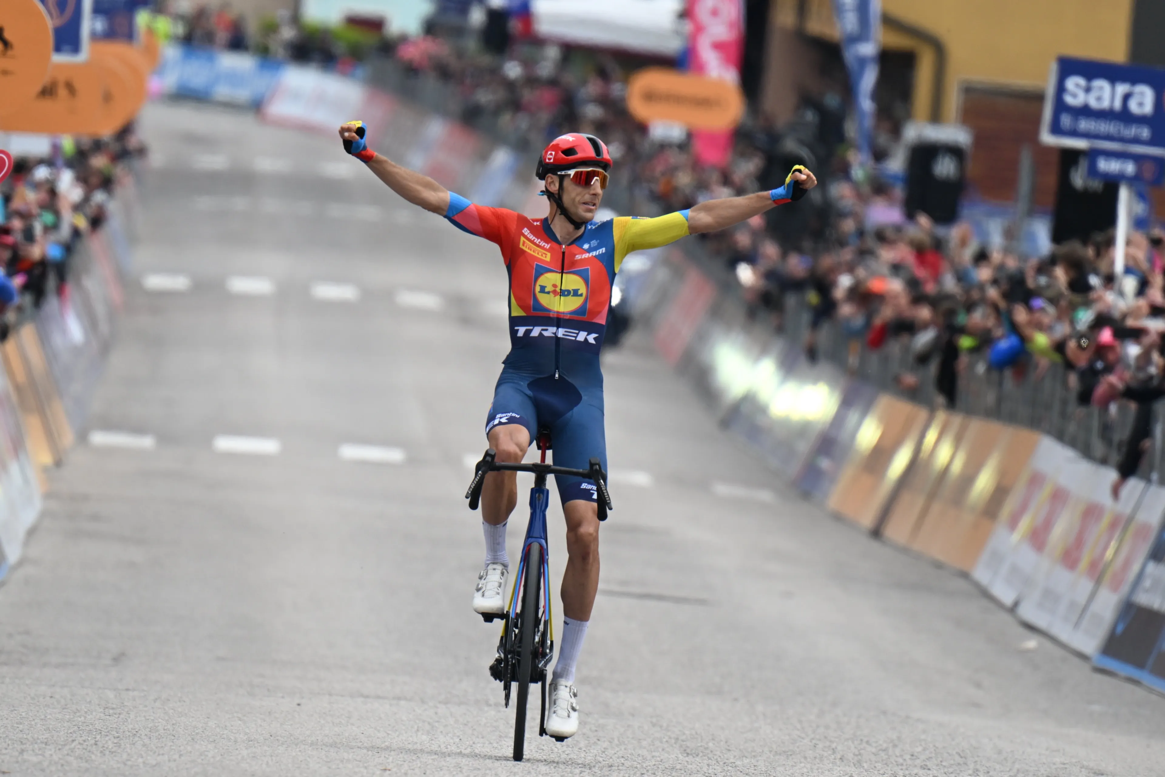 Verona wint met knappe solo vijftiende Giro-etappe, Roglic mede door offensief INEOS verliezer van de dag na tijdverlies