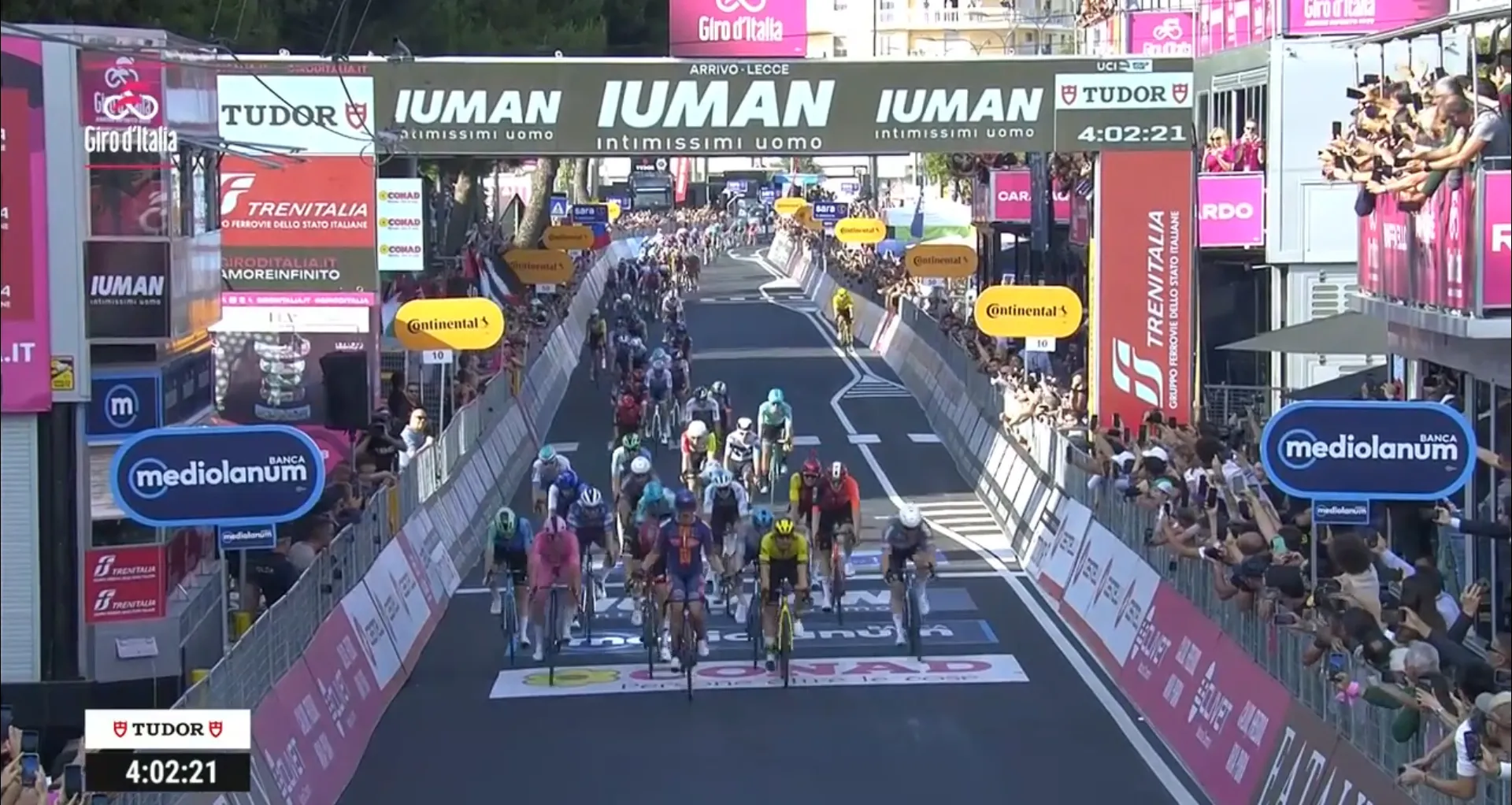 Wat een verrassing! Casper van Uden is met waanzinnige sprint de snelste in vierde Giro-etappe, voor Kooij en Zijlaard