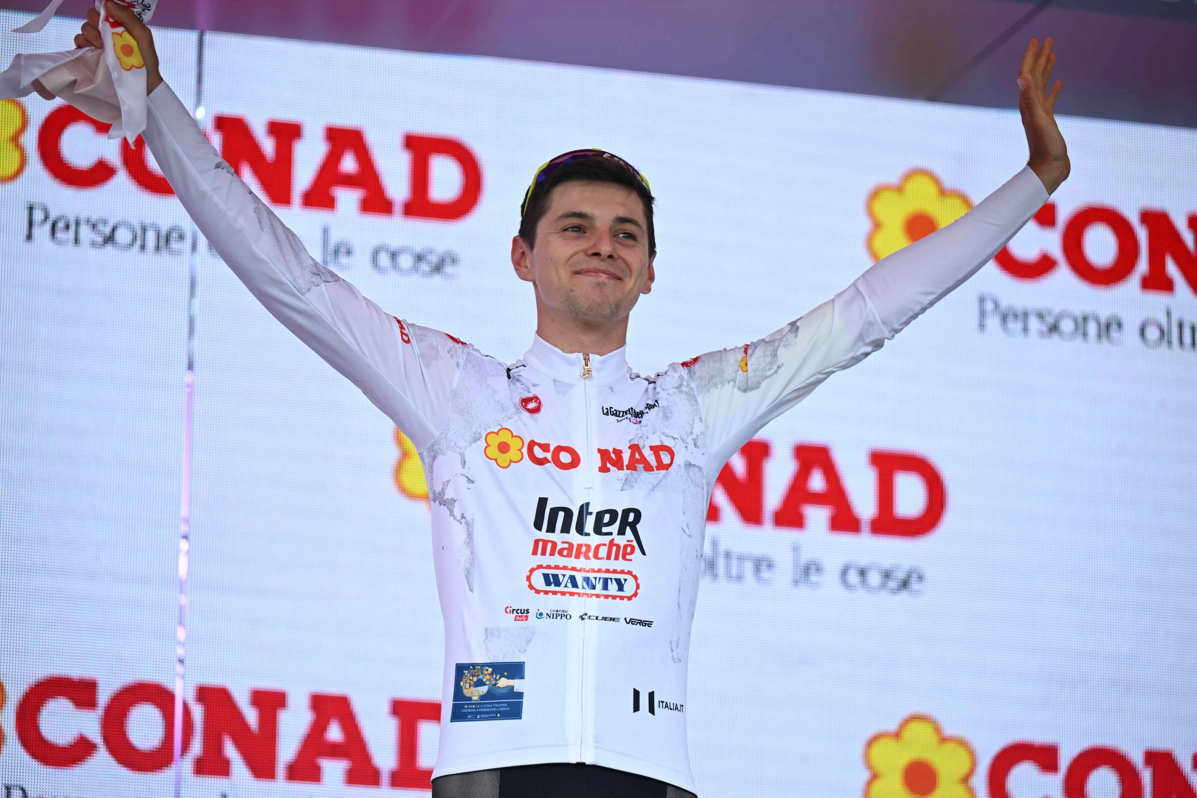 Fines and time penalties Giro d'Italia 2025 | Busatto throws headbutts but keeps fourth place
