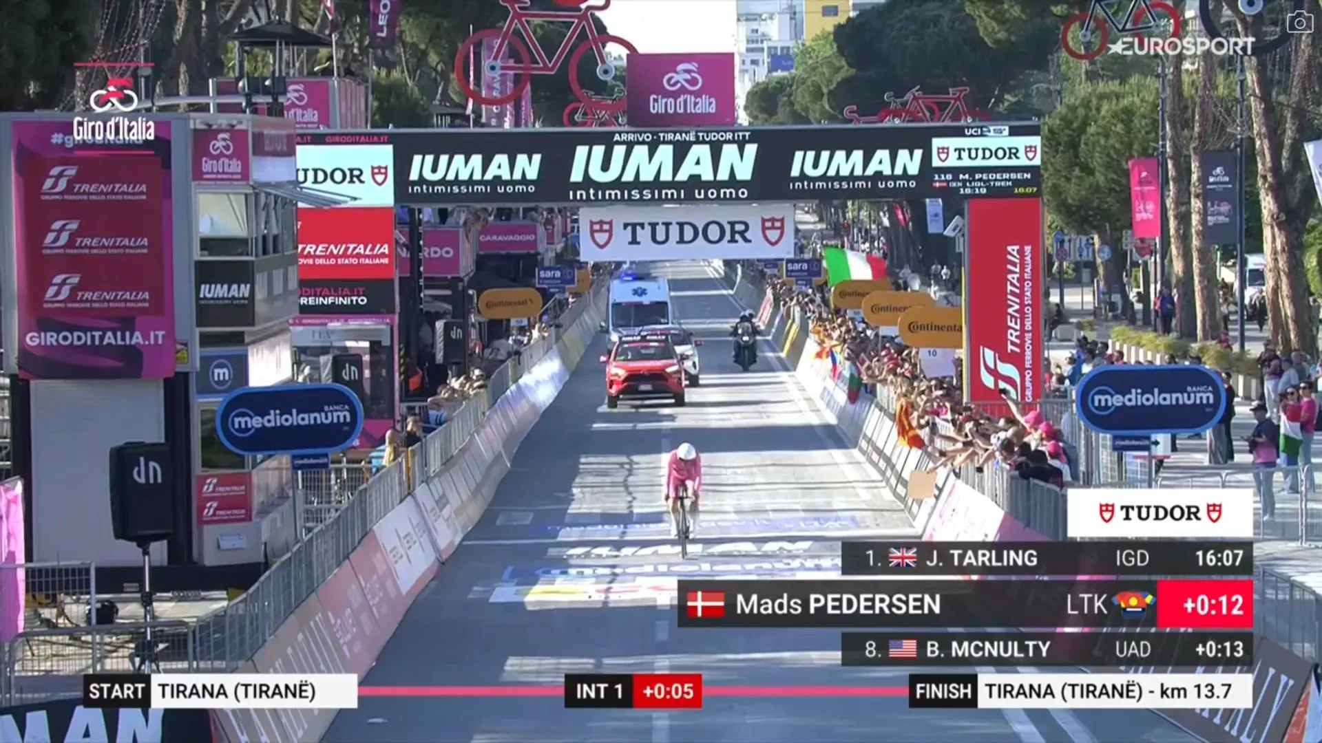 Joshua Tarling wint tijdrit in Giro met slechts één seconde op Roglic, Pedersen verliest roze trui aan Roglic